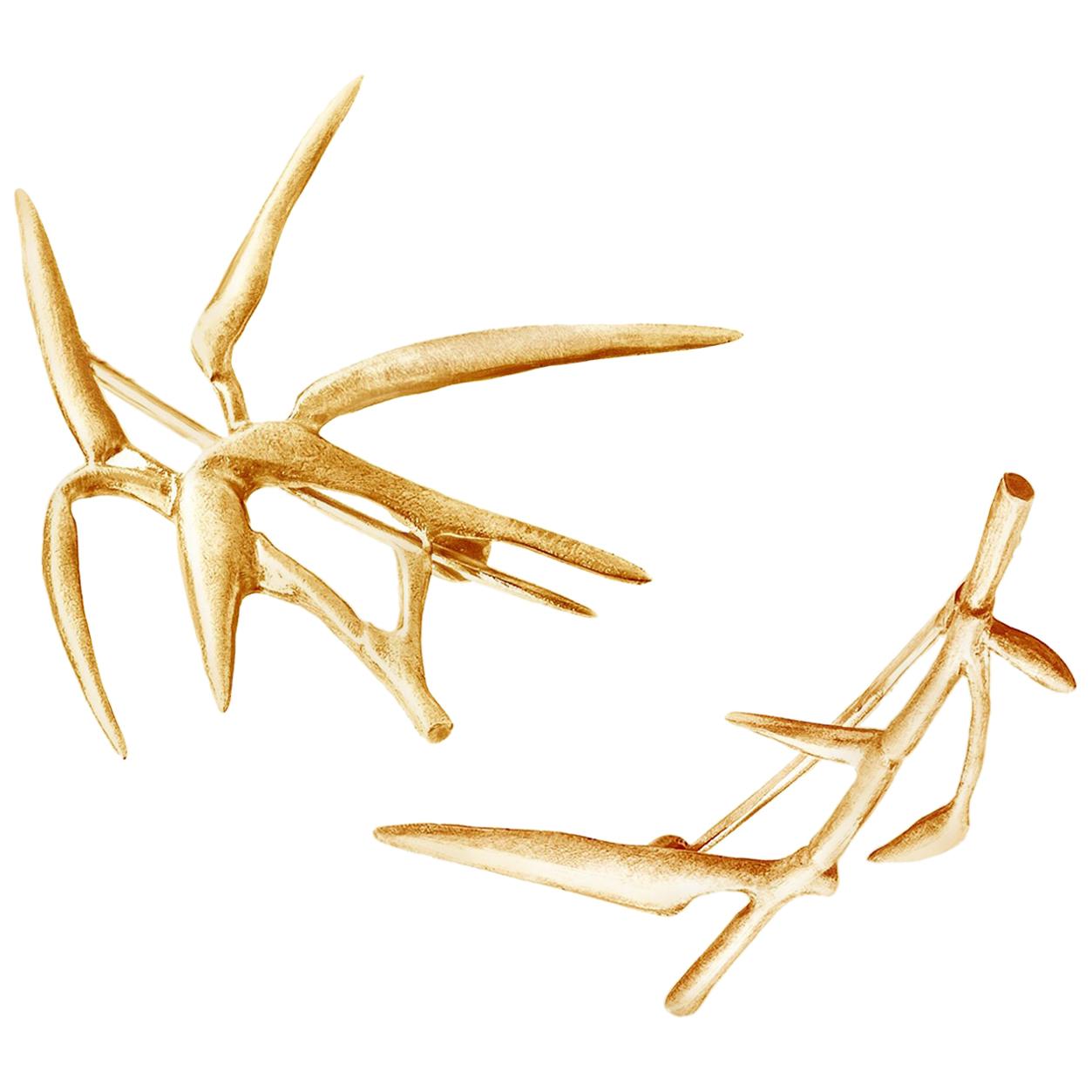 Diptyque de broches contemporaines en or rose dix-huit carats en forme de bambou de l'artiste