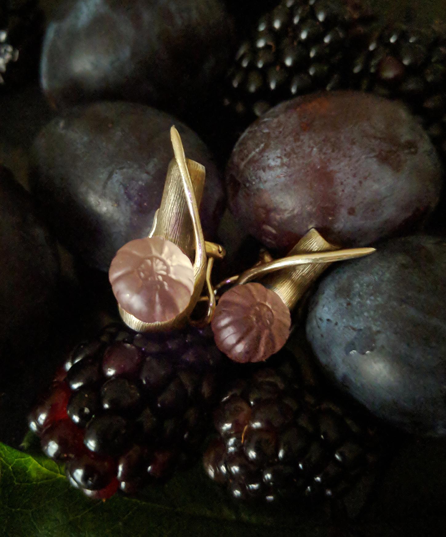 Broche contemporaine Fig en or rose et quartz rose de dix-huit carats de l'artiste Unisexe en vente