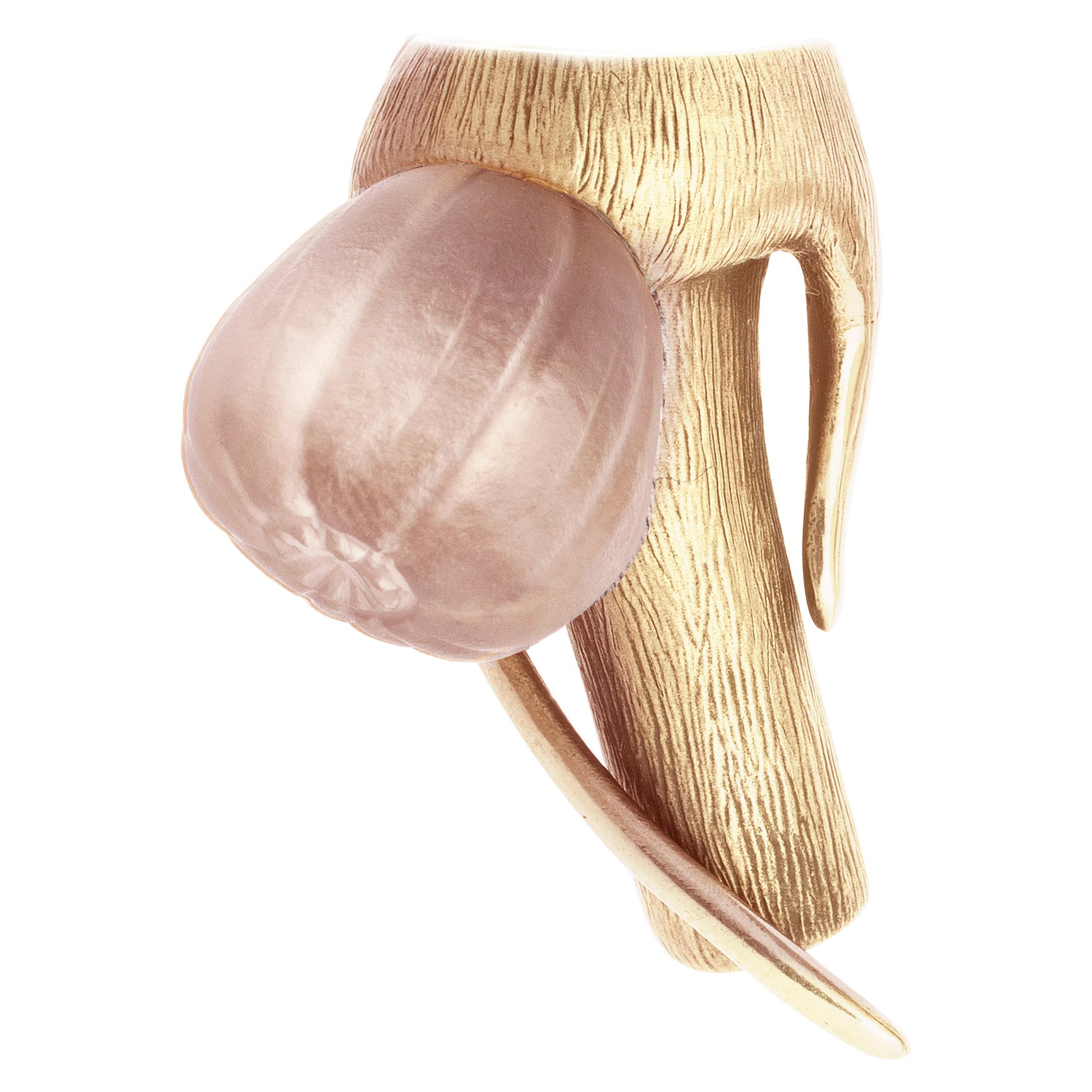 Broche contemporaine Fig en or rose et quartz rose de dix-huit carats de l'artiste