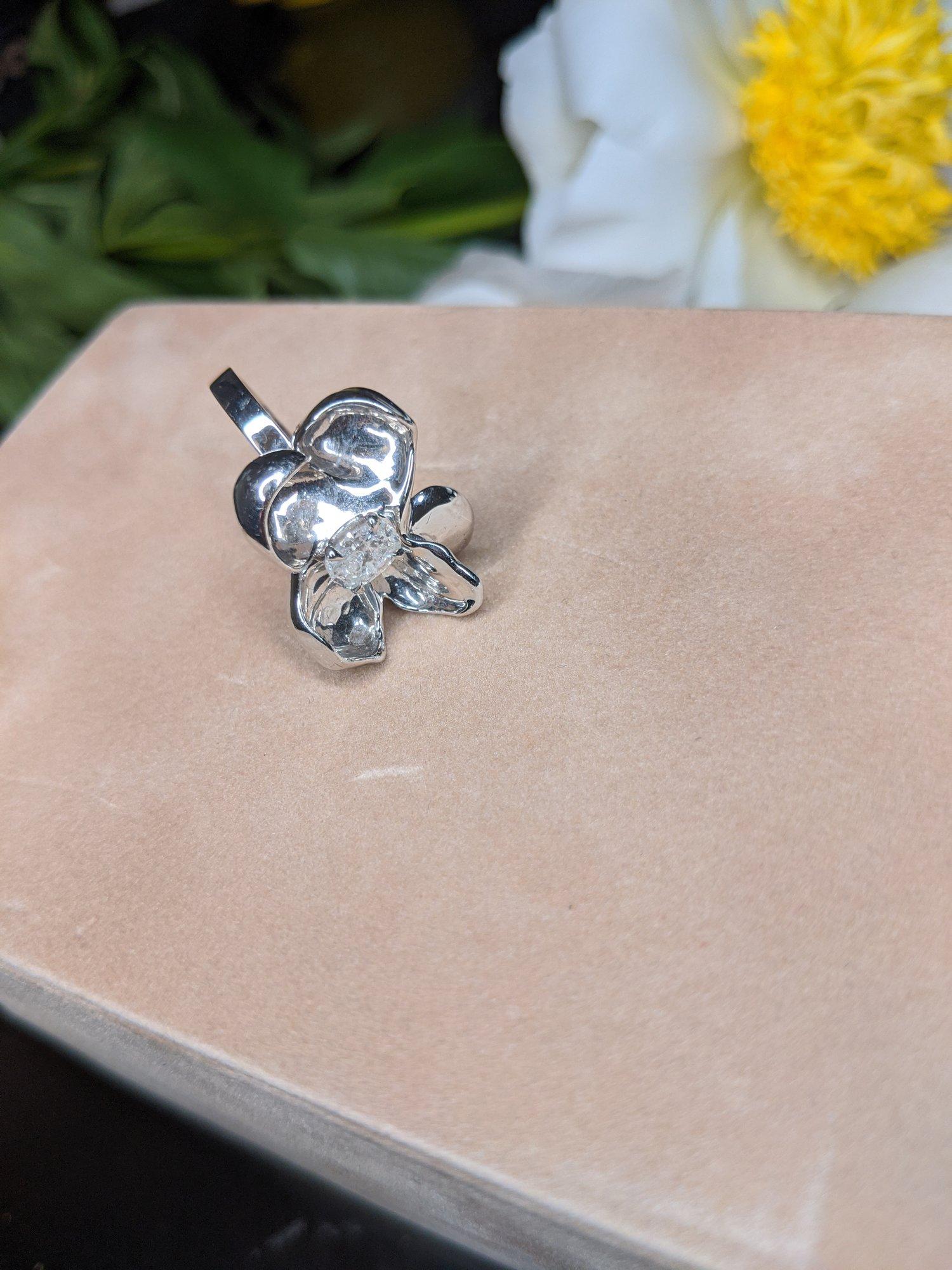18 Karat Rose Gold Contemporary Brooch with Cushion Lavender Pink Spinel For Sale 2
