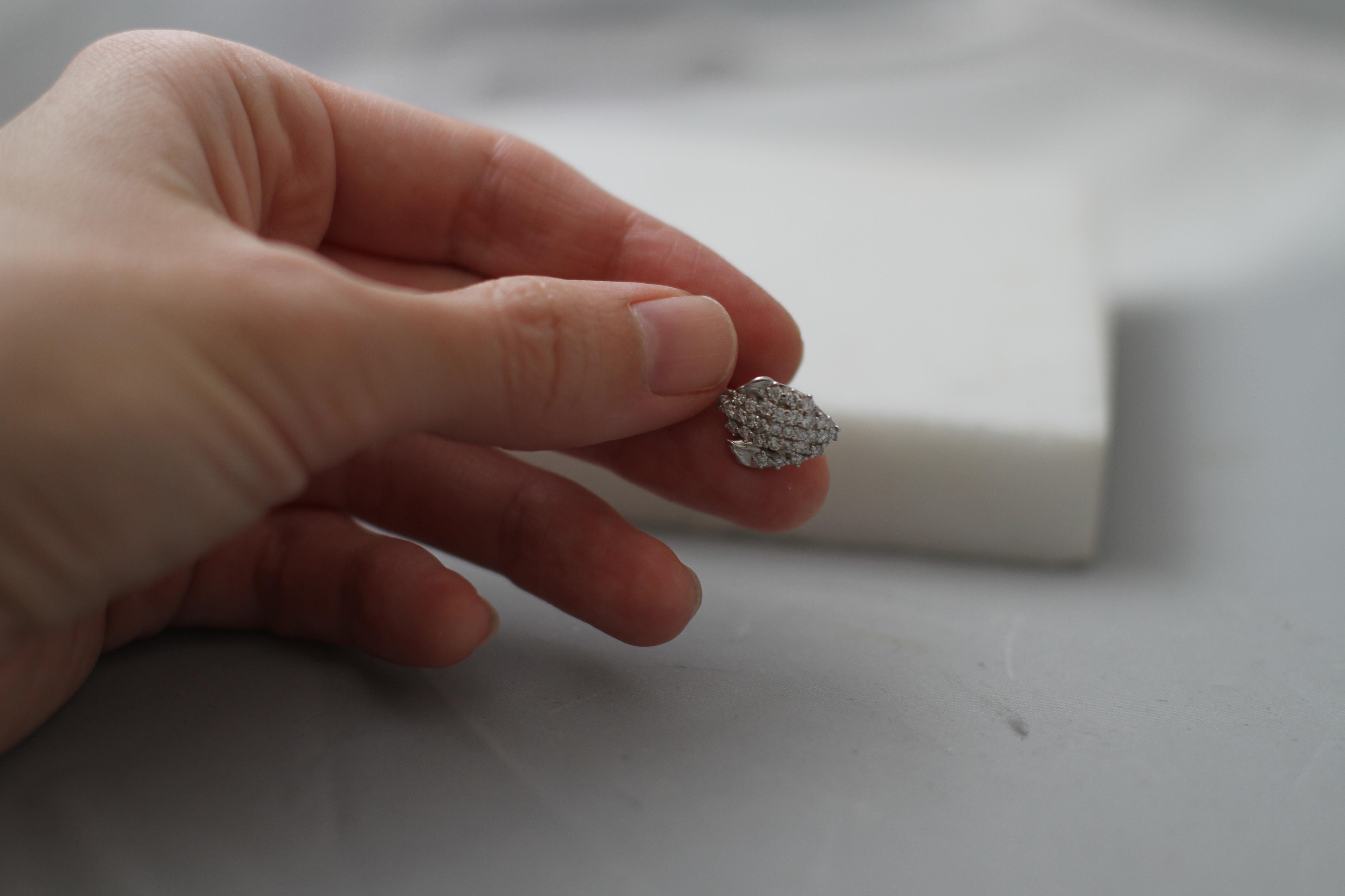 Zeitgenössische Clip-Ohrringe aus Roségold mit Saphiren und zweiundsechzig Diamanten im Angebot 2