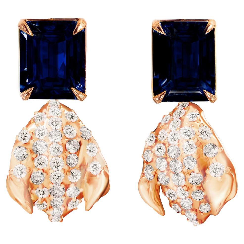 Boucles d'oreilles contemporaines à clip en or rose avec saphirs et soixante-deux diamants en vente