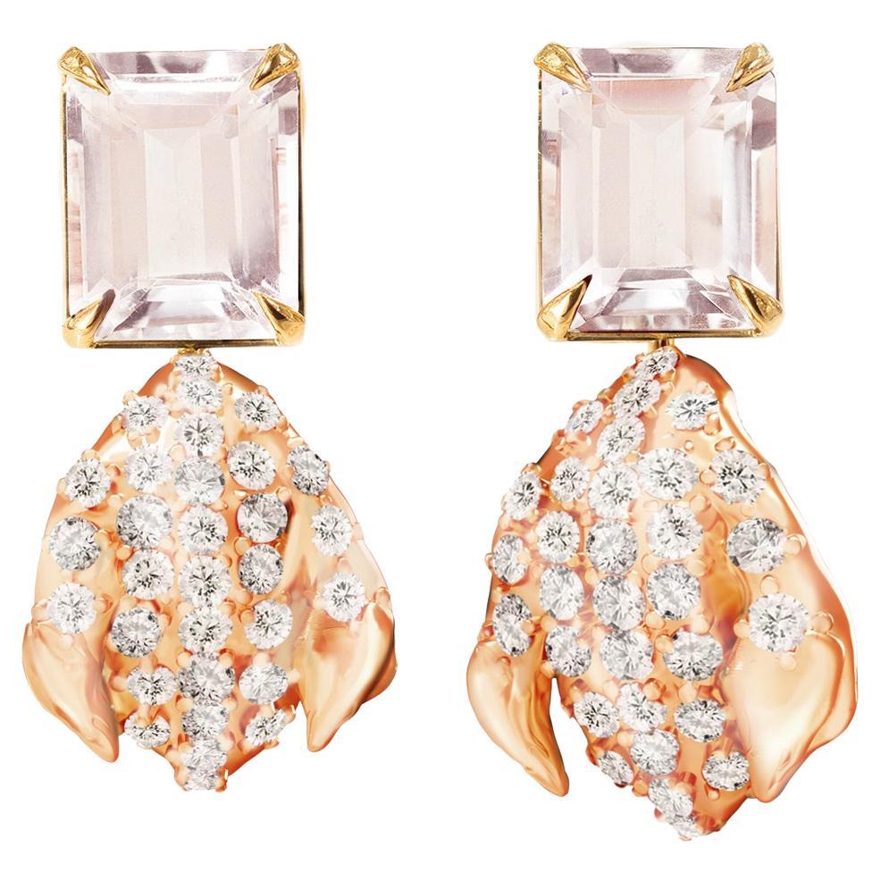 Boucles d'oreilles pendantes or rose avec fleurs contemporaines et diamants