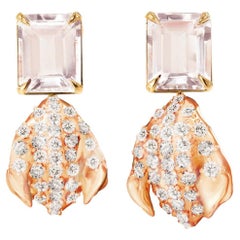 Boucles d'oreilles pendantes or rose avec fleurs contemporaines et diamants
