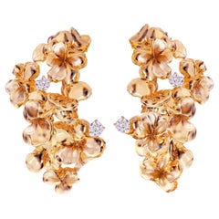 Clips d'oreilles contemporains en or rose 18 carats en forme d'hortensia avec diamants ronds