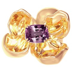 Broche sculpturale contemporaine Magnolia en or rose 18 carats avec spinelle en forme de coussin