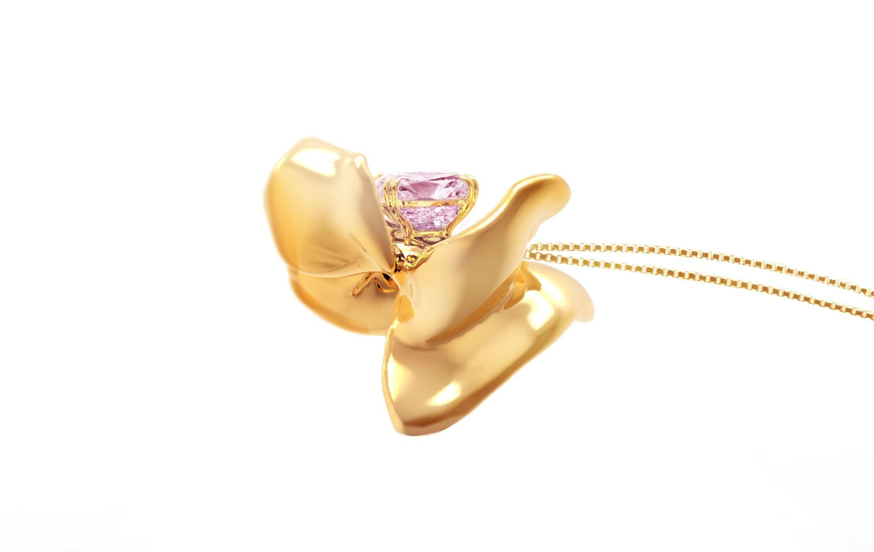 This Magnolia Flower contemporary pendant necklace is made of 18 karat rose gold and features a beautiful berry purple cushion spinel weighing 1.34 carats. The delicate water-surface of the spinel reflects and multiplies the light, creating a