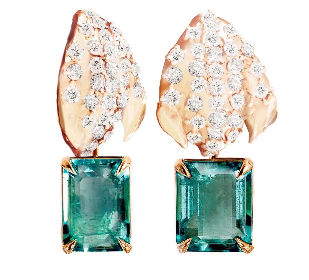 Contemporain Boucles d'oreilles pétales contemporaines en or rose avec émeraudes et diamants en vente