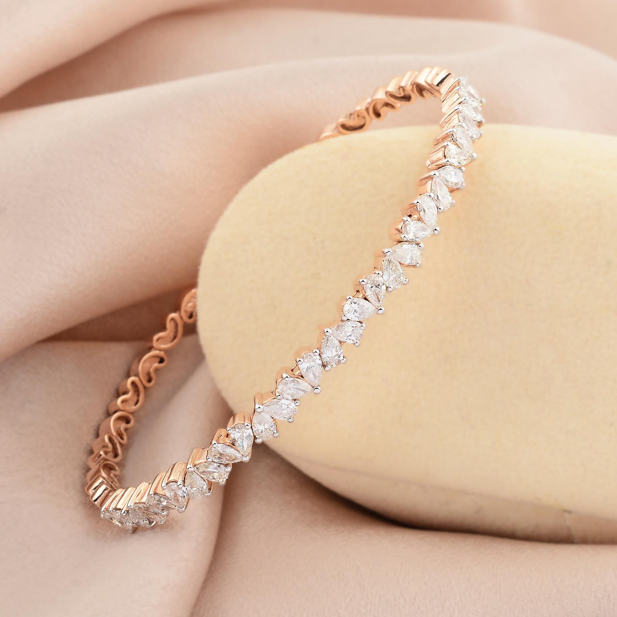 Realizzati in oro a 18 carati, questi squisiti braccialetti sono impreziositi da 1,80 carati di diamanti scintillanti.

Segui la vetrina di Spectrum Jewels per vedere le ultime collezioni e i pezzi esclusivi. Spectrum Jewels è orgoglioso di essere