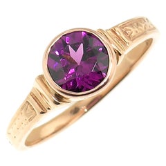 Bague Cassandra en or rose 18 carats et grenat violet de Cynthia Scott