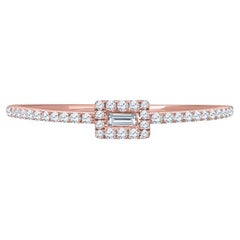 Anillo de oro rosa de 18 quilates con un delicado halo de diamantes baguette