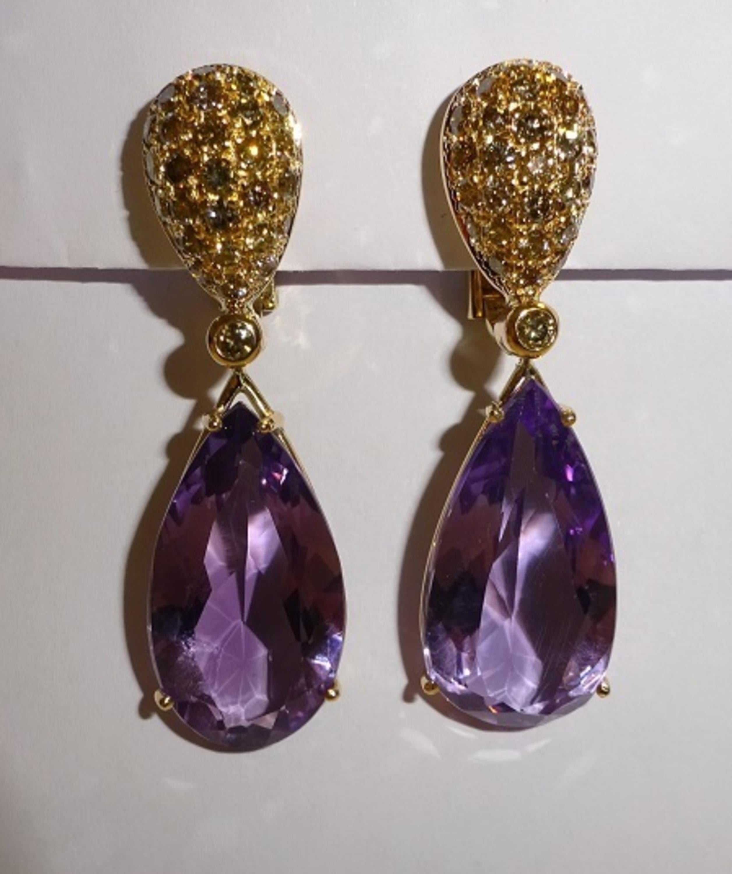 Diamante de oro rosa de 18 quilates  y Amatista   Pendientes colgantes



56 Diamantes coghniak 3.13  Quilates 
2  Amatista  41,72 ct. Quilates





Fundada en 1974, Gianni Lazzaro es una empresa familiar de joyería con sede en Düsseldorf