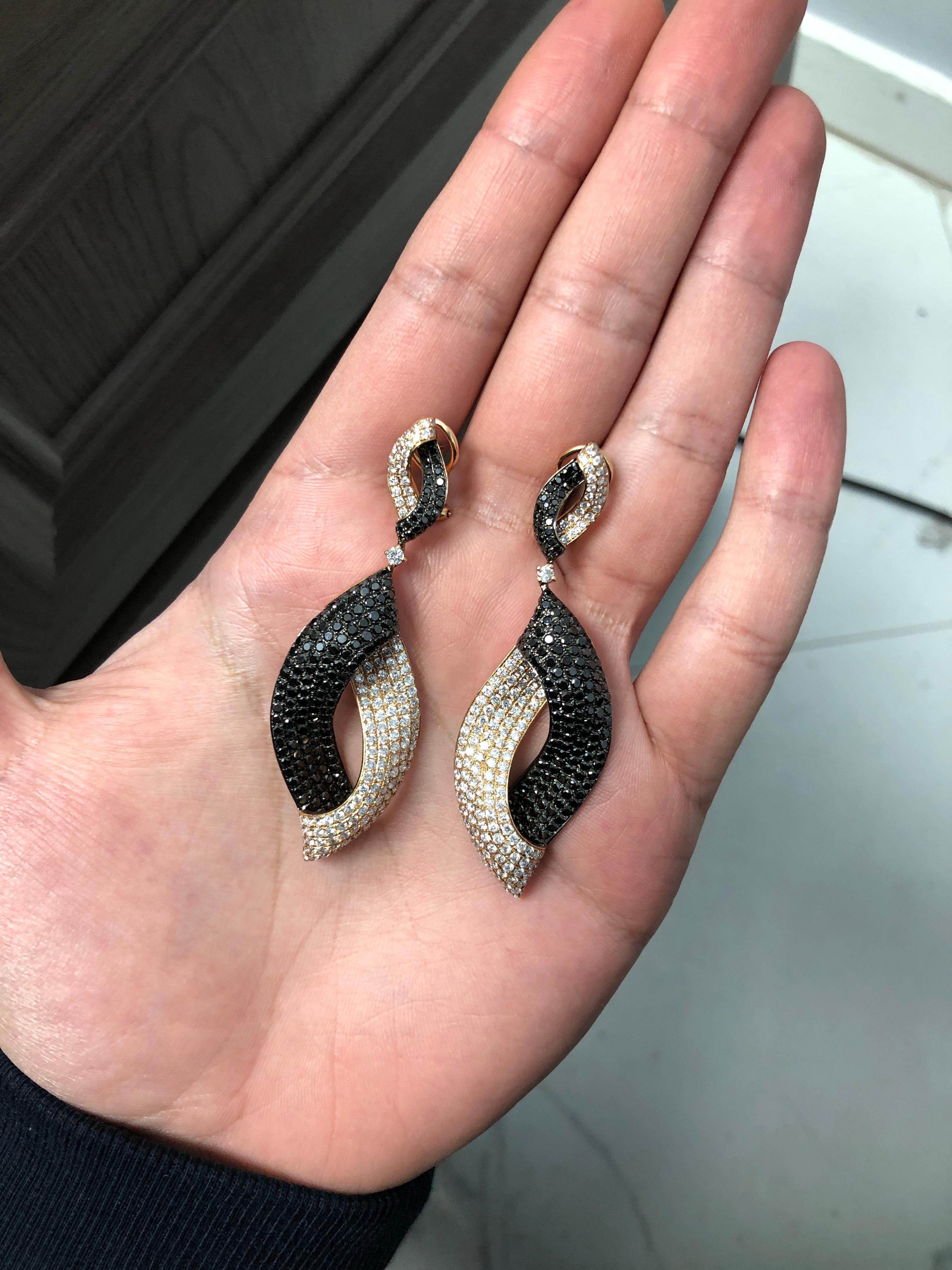 18 Karat Rose Gold Diamond and Black Diamond Earrings In New Condition For Sale In New York, NY