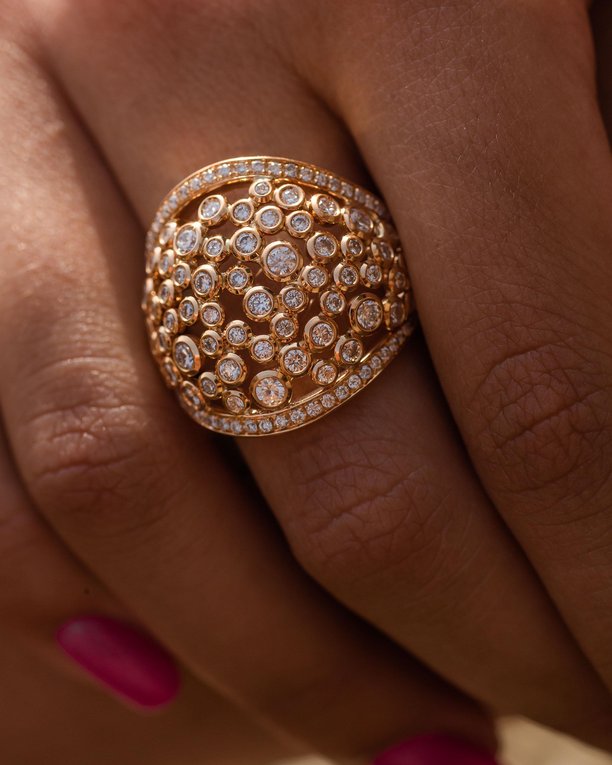 la bague en or rose 18K est de la collection Sirène. Il s'agit d'une délicate création de diamants naturels ronds incolores d'une valeur totale de 1,96 carat. Le poids total du métal est de 9,20 gr.  Une belle addition à n'importe quel look !


La