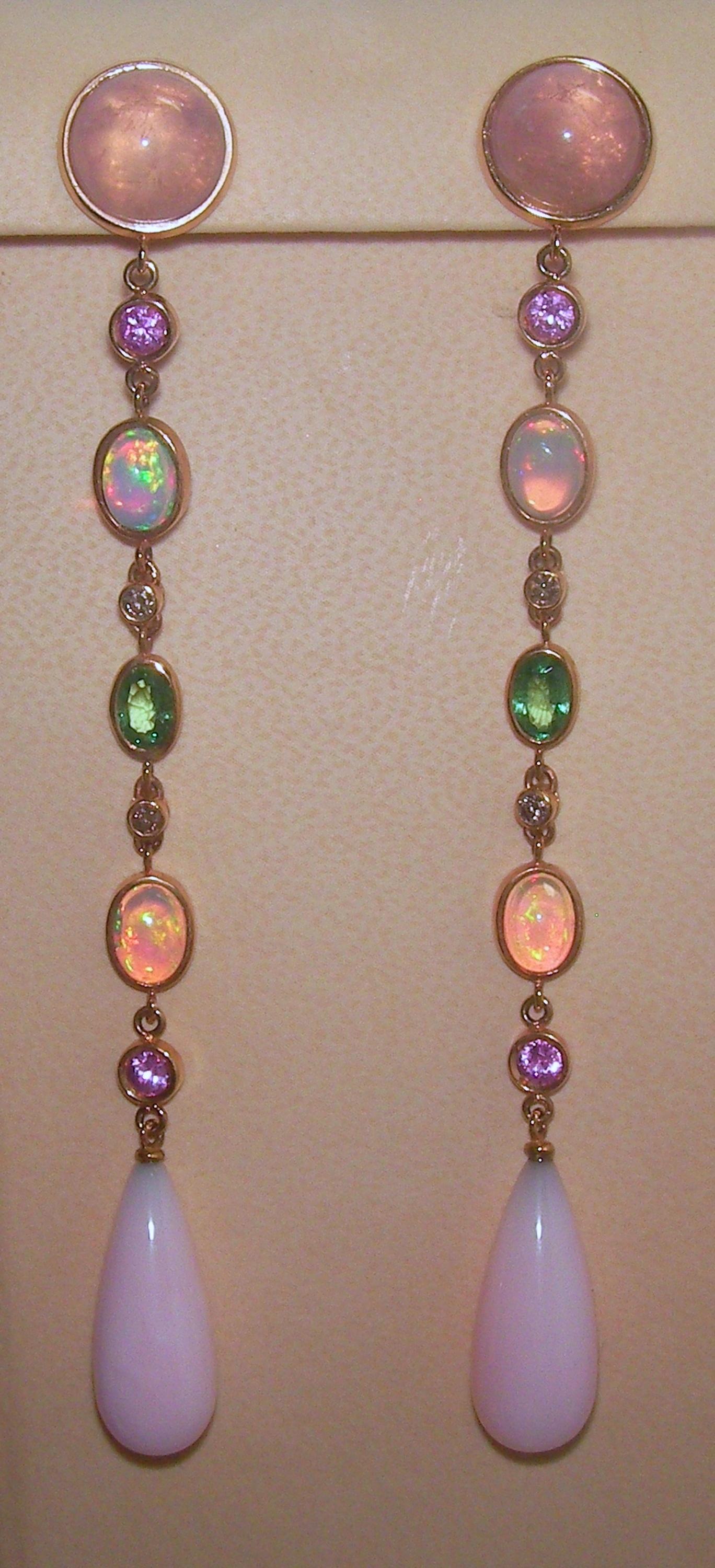 18 Karat Roségold Diamanten und Farbsteine Ohrringe baumeln

4 Diamanten 0,20 Karat   
2 Rosenquarz 8,27 Karat
4 Olpal 2,39 Karat
2 Grüner Granat 1,00 Karat
2 Rose Opal 17.26 Cara
4 Saphir Rose 0,56 Karat





Gianni Lazzaro wurde 1974 gegründet und