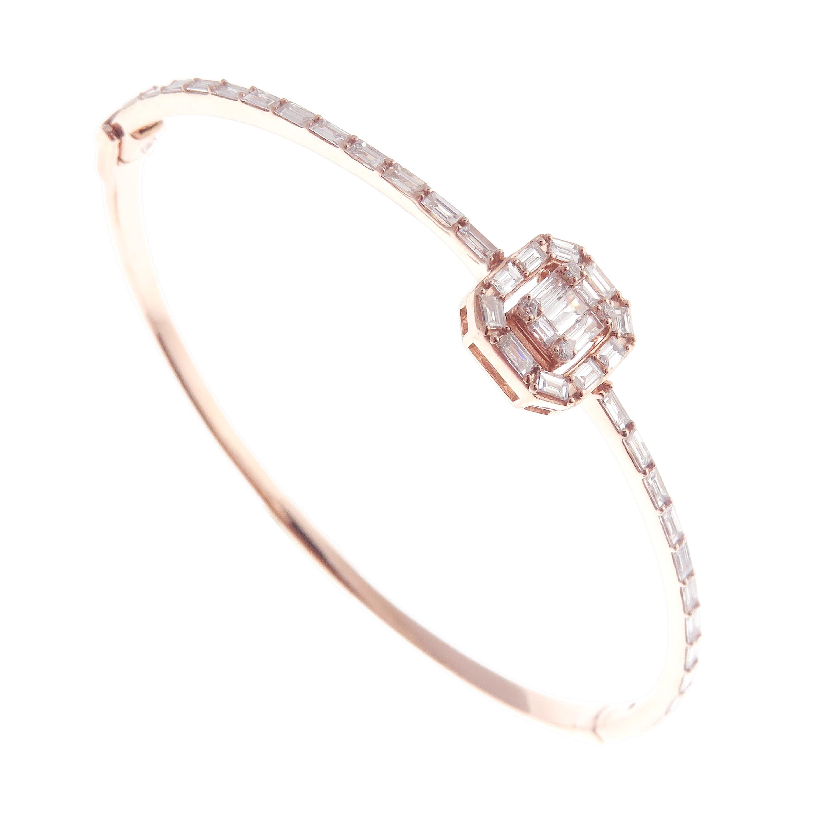 Ce délicat bracelet baguette carré est réalisé en or rose 18 carats et pèse environ 1,35 carats de diamant blanc de qualité V. Il est composé d'une seule pièce. Fermeture par un fermoir latéral.  

Convient aux poignets jusqu'à 6,75