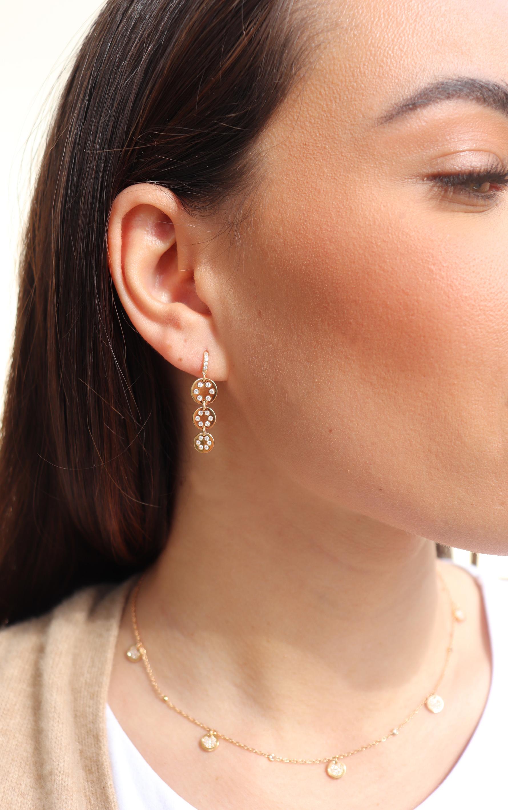 die Ohrringe aus 18 Karat Roségold stammen aus der Jackpot-Kollektion. Diese stilvollen Ohrringe  bestehen aus 3 Kreisen, die jeweils mit runden farblosen Diamanten von insgesamt 0,32 Karat besetzt sind. Das Gesamtgewicht des Metalls beträgt 4,65 g.