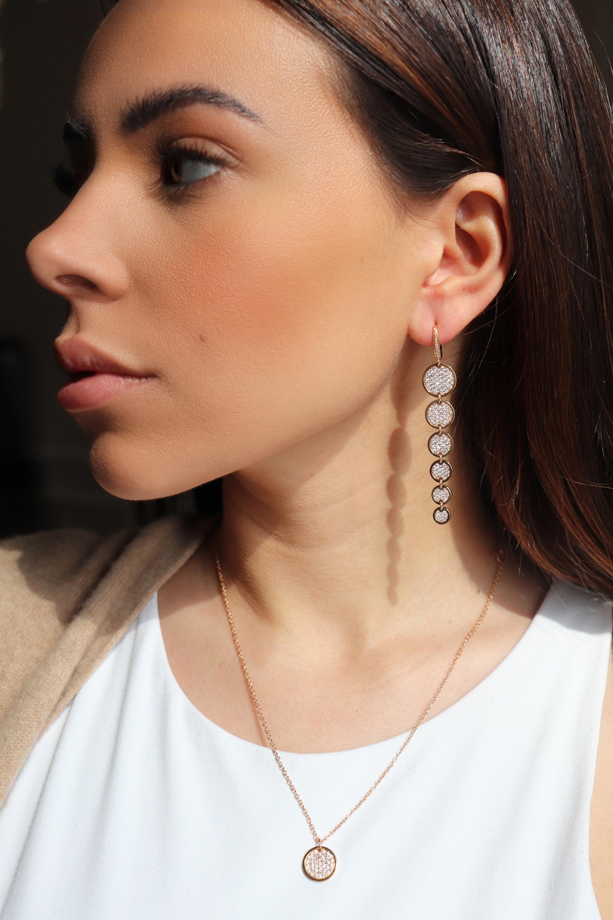 les boucles d'oreilles en or rose 18K sont de la collection Jackpot. Ces élégantes boucles d'oreilles sont composées de 6 cercles, chacun orné de diamants ronds incolores pour un total de 1,99 carat. Le poids total du métal est de 13,03 gr. Les