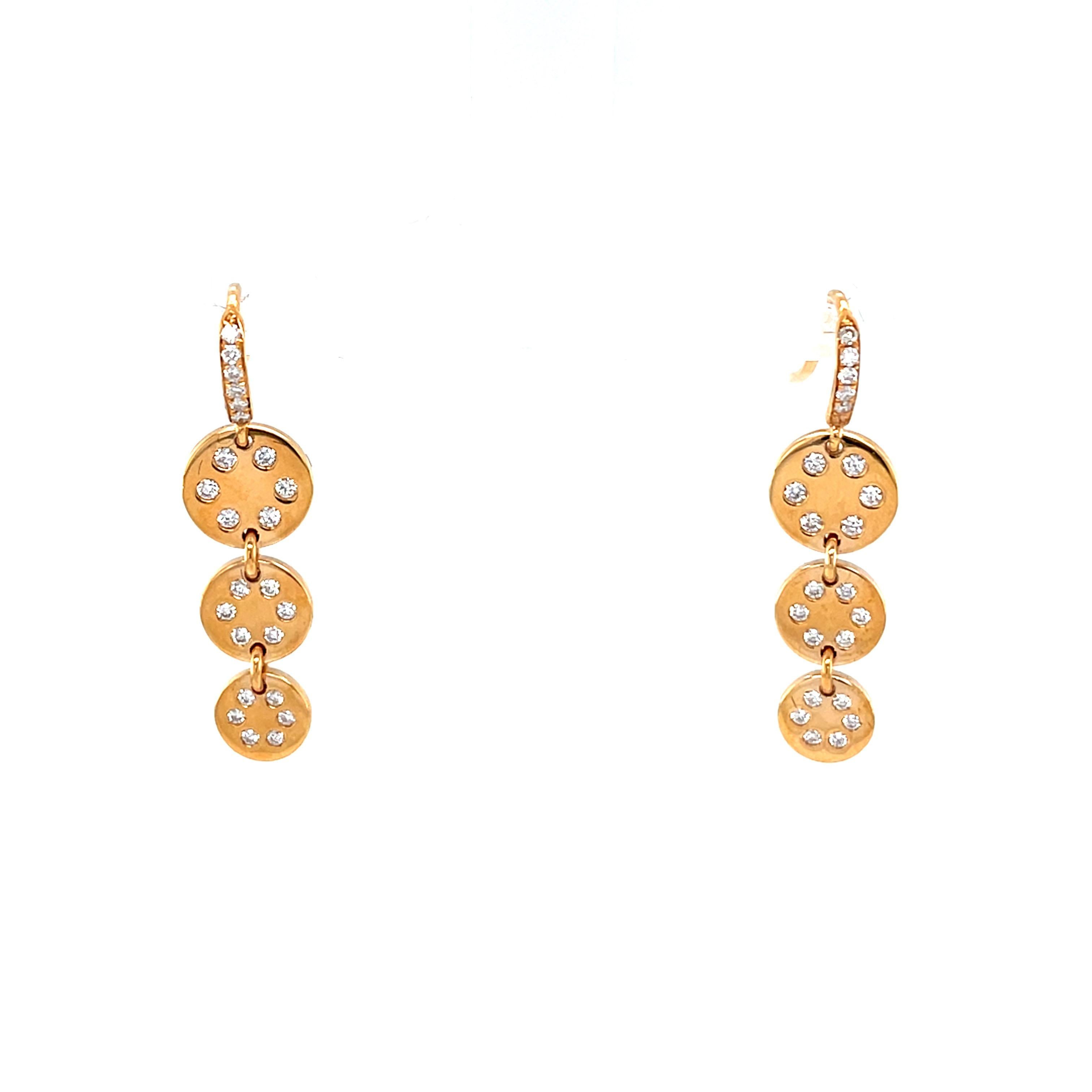 Taille ronde Boucles d'oreilles pendantes en or rose 18 carats et diamants en vente