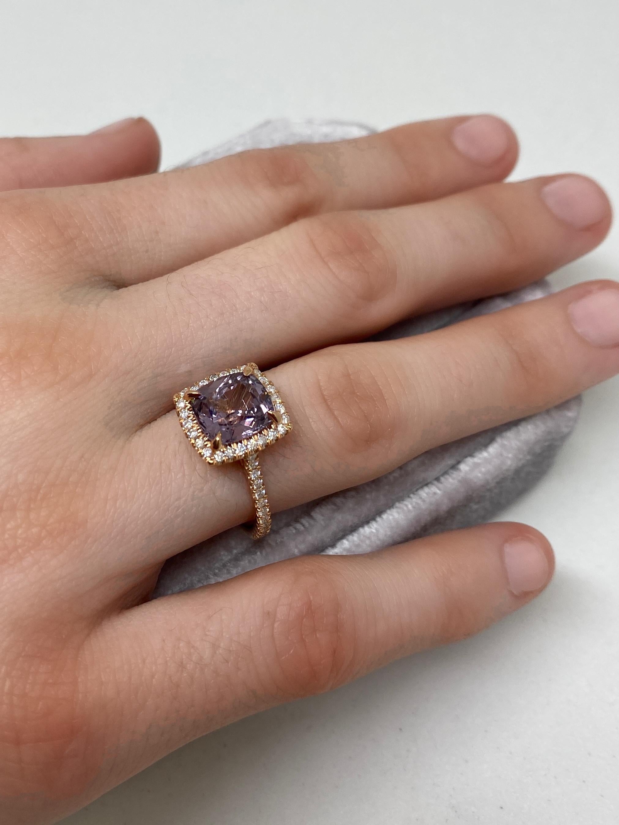 Contemporary 18 Karat Rose Gold Diamond Halo 3 Carat Lavender Spinel Ring For Sale
