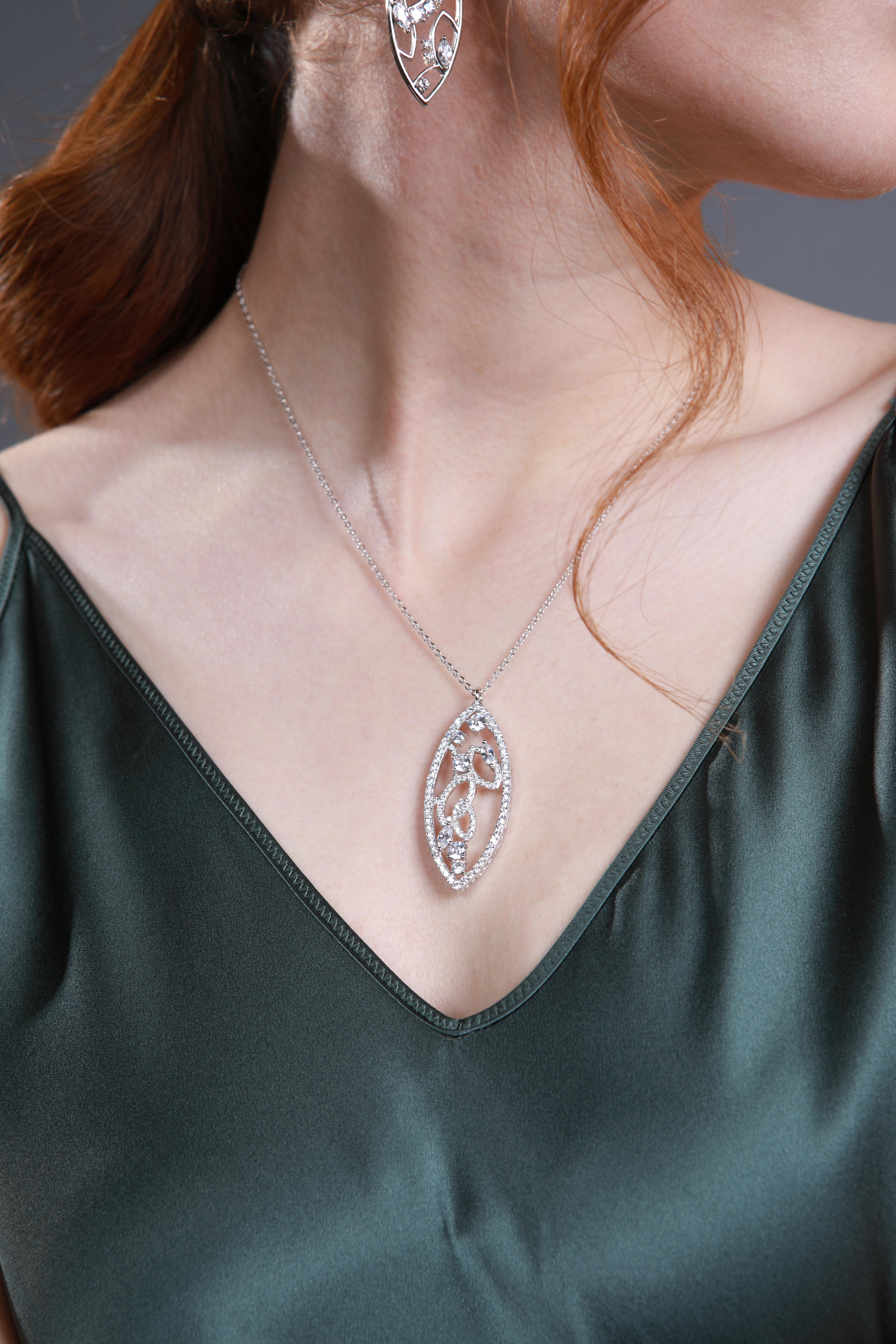 18 Karat Rose Gold Diamond Lattice Pendant Necklace In New Condition For Sale In London, GB