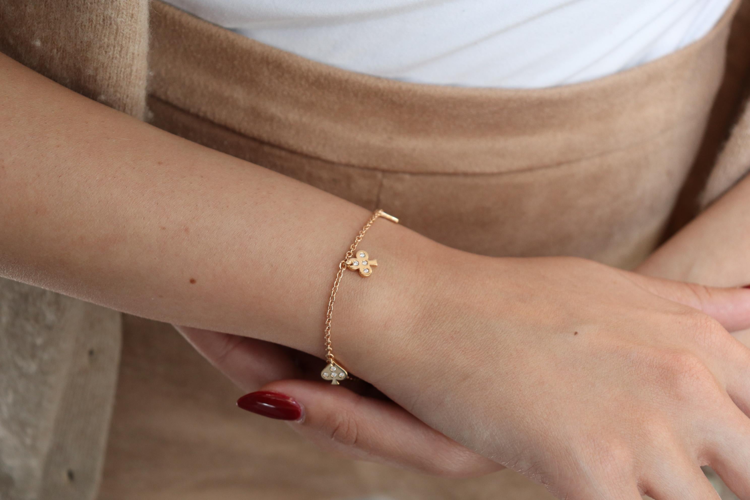 Il bracciale in oro rosa 18 carati appartiene alla nostra collezione Jackpot. Questo bellissimo bracciale è decorato da ciondoli che simboleggiano la collezione. Ogni ciondolo è decorato da diamanti naturali rotondi incolori per un totale di 0,20