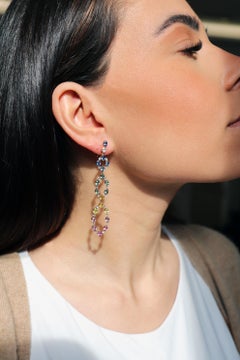 Boucles d'oreilles chandelier en or rose 18 carats avec diamants et saphirs multicolores