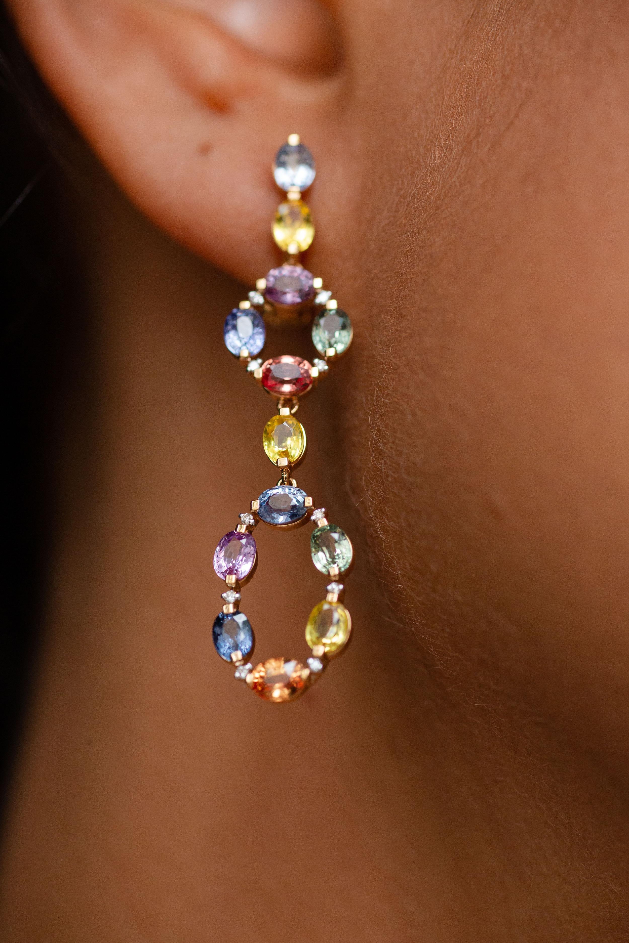 Diese eleganten Kronleuchter-Ohrringe aus 18 Karat Roségold stammen aus unserer Riad-Kollektion. Diese verführerischen Ohrringe bestehen aus ovalen, mehrfarbigen Saphiren von insgesamt 6,18 Karat und natürlichen weißen Diamanten von insgesamt 0,08