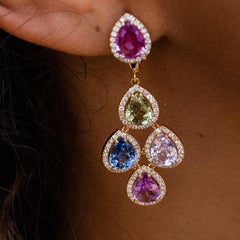 Boucles d'oreilles pendantes en or rose 18 carats avec diamants et saphirs multicolores