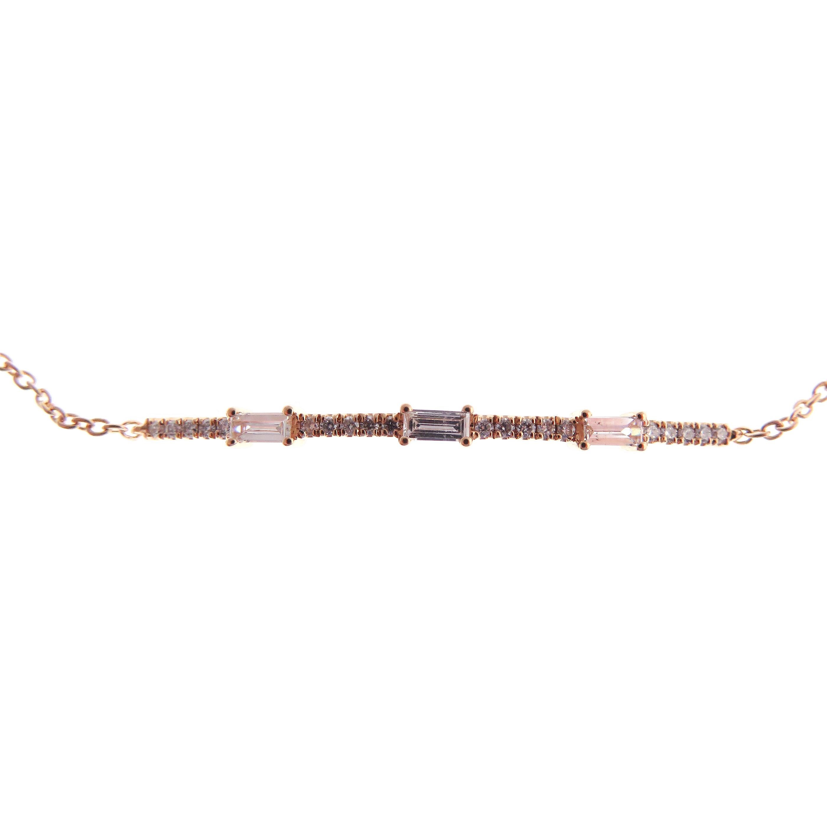 Questo delicato braccialetto di diamanti è realizzato in oro rosa 18 carati, con un peso totale di circa 0,25 carati di diamanti bianchi di qualità SI. 
La chiusura del braccialetto è a molla con misura regolabile.

La lunghezza del bracciale è di