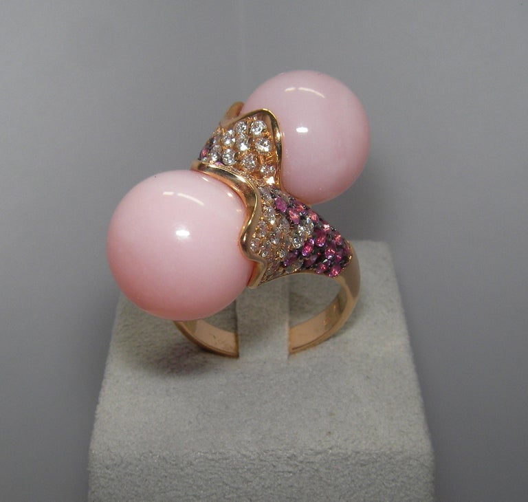 18 Karat Rose Gold, Diamond, Pink Sapphire and Rose Opal Cocktail Ring In New Condition For Sale In Duesseldorf, DE