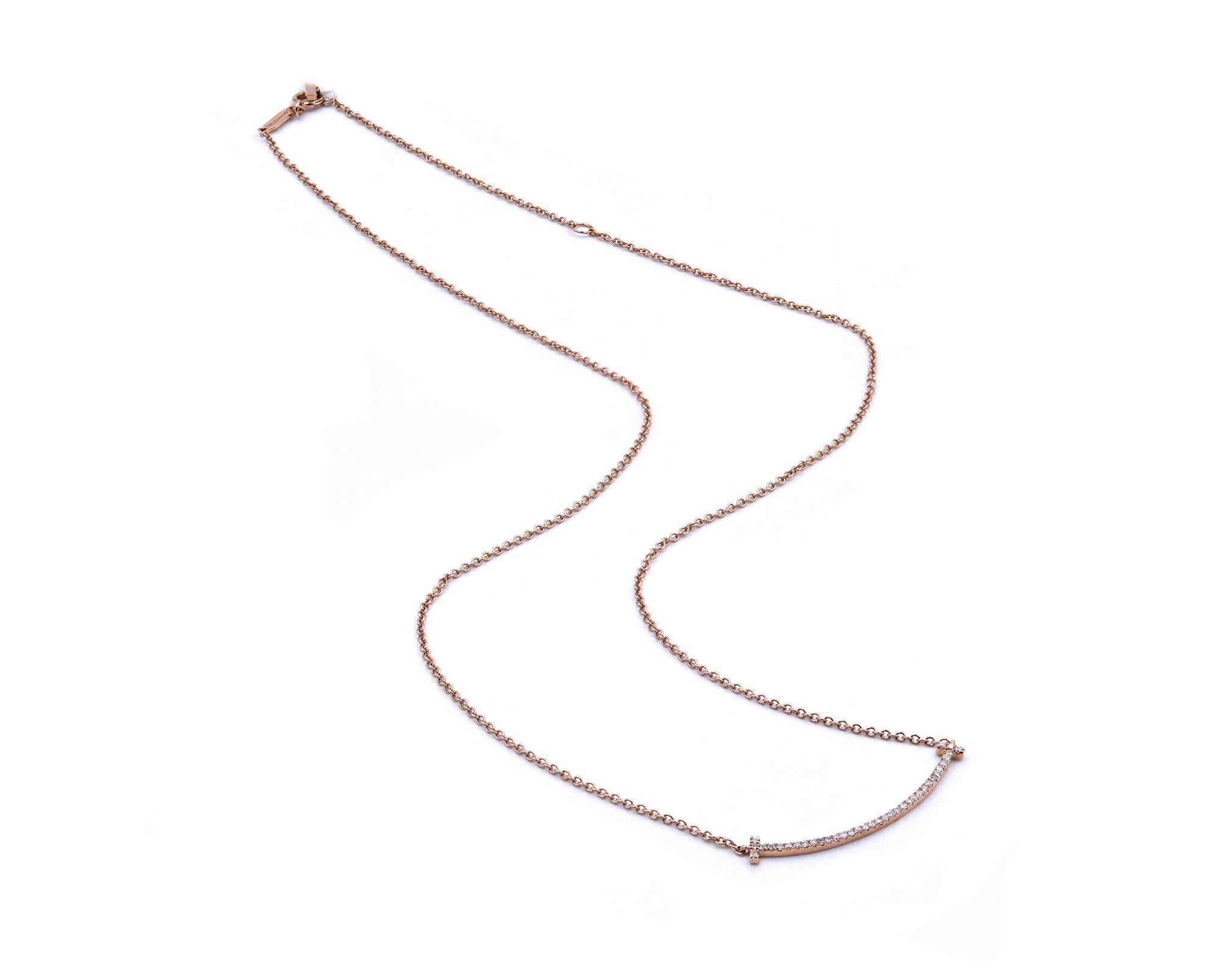 Designer: personalizzato
Materiale: oro rosa 18 carati
Diamanti: 38 diamanti rotondi taglio brillante = .12cttw
Colore: G
Chiarezza: VS1
Dimensioni: la collana misura 18 pollici di lunghezza 
Peso: 2.61 grammi
