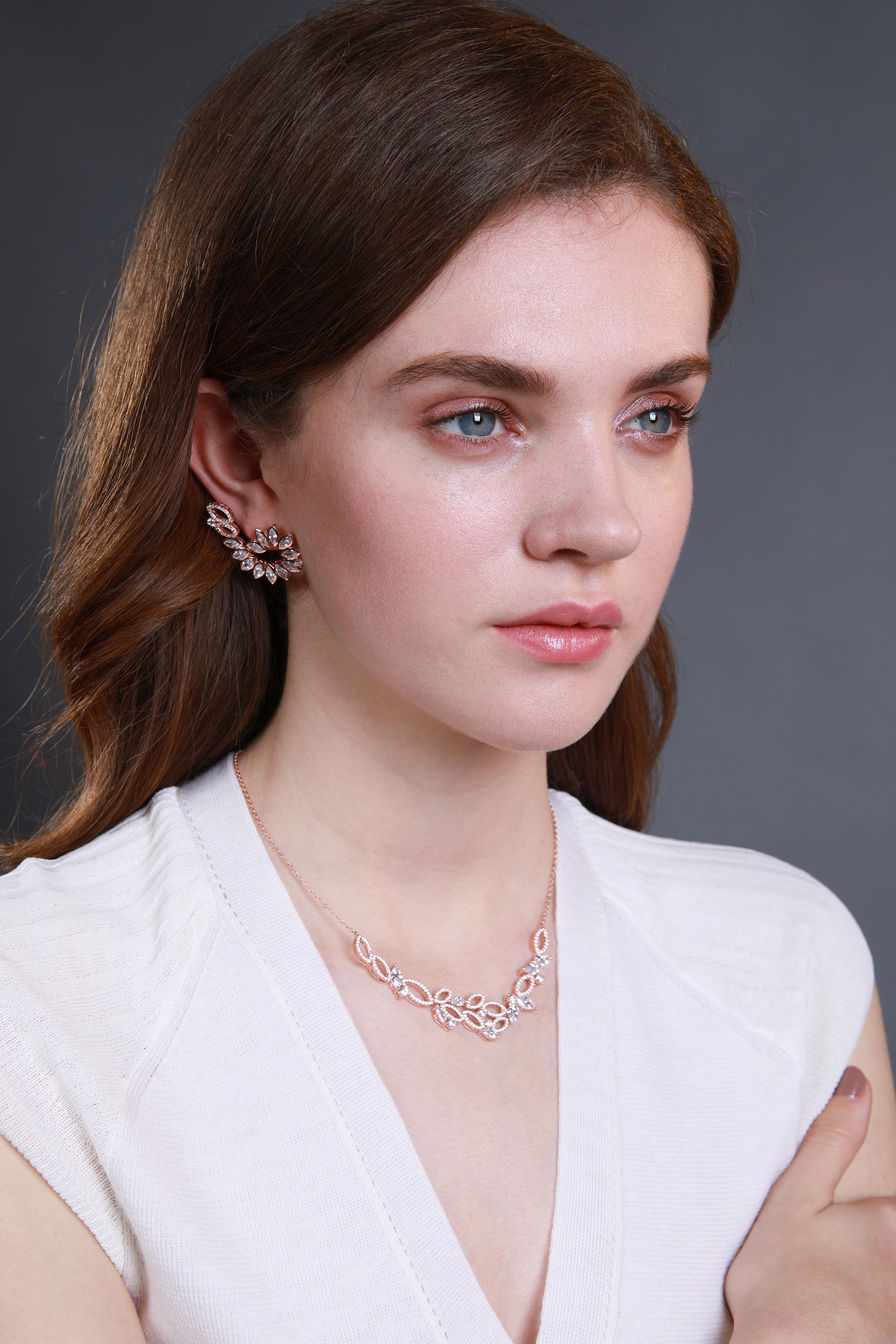 18 Karat Rose Gold Diamond Swirl Earrings In New Condition For Sale In London, GB