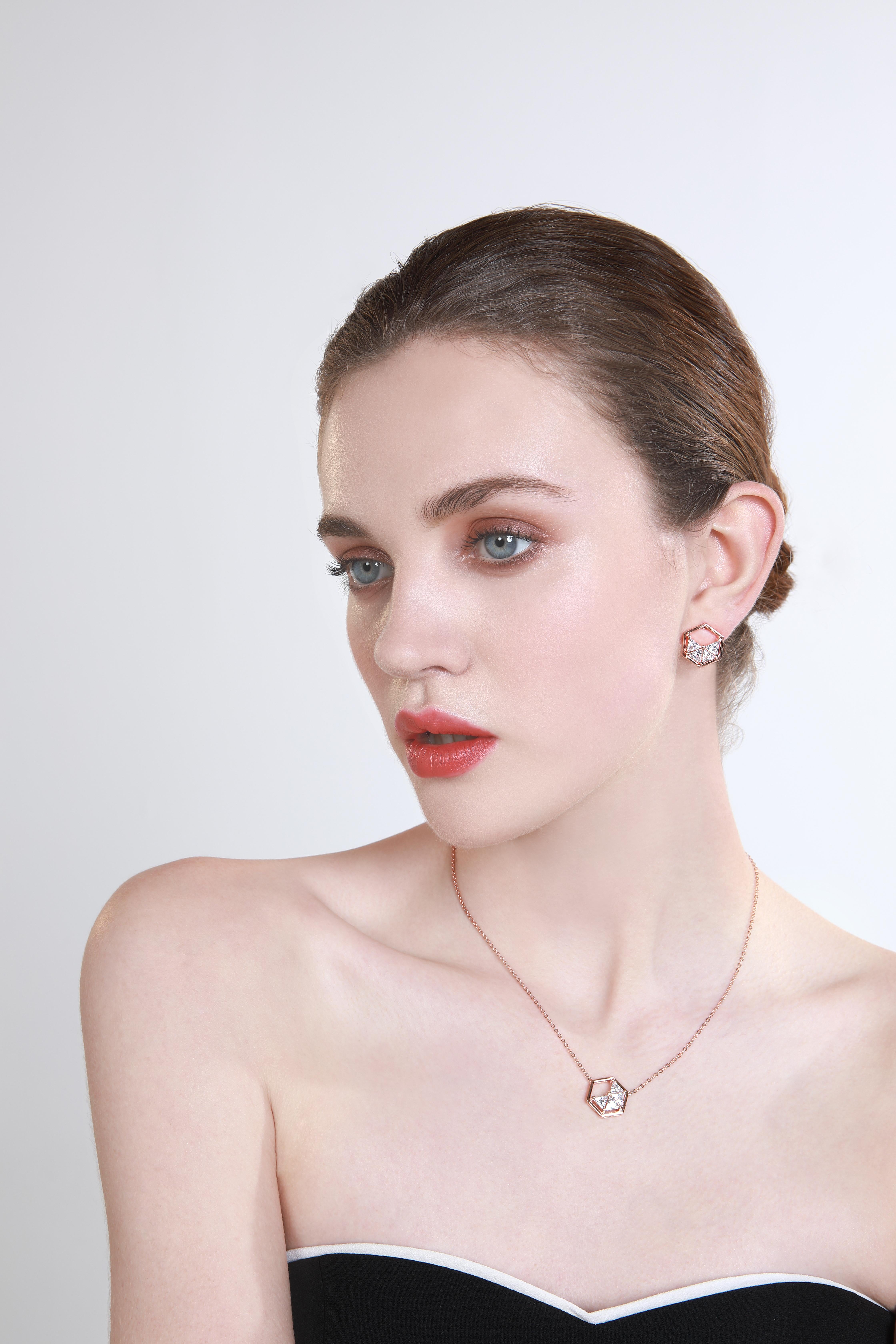 Contemporain Collier triangulaire en or rose 18 carats et diamants en vente