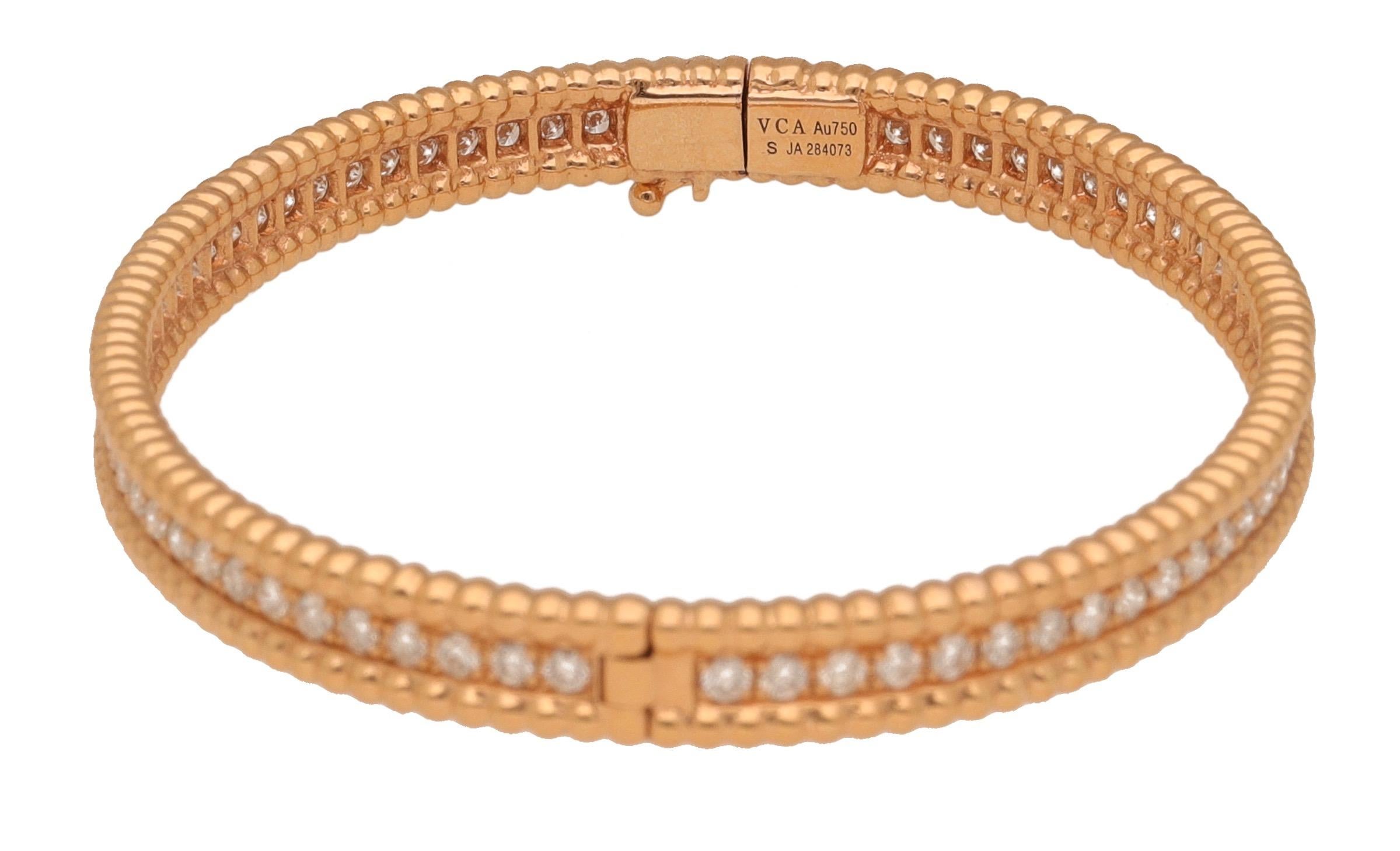Van Cleef & Arpels Perlée diamonds bracelet, 1 row, 18K rose gold, 2.16 carats of round-cut diamonds, medium model; ( diamond quality DEF, IF to VVS. )
Blade clasp: blade in 18K white gold.
This endless design is perfect for every occasion.
The