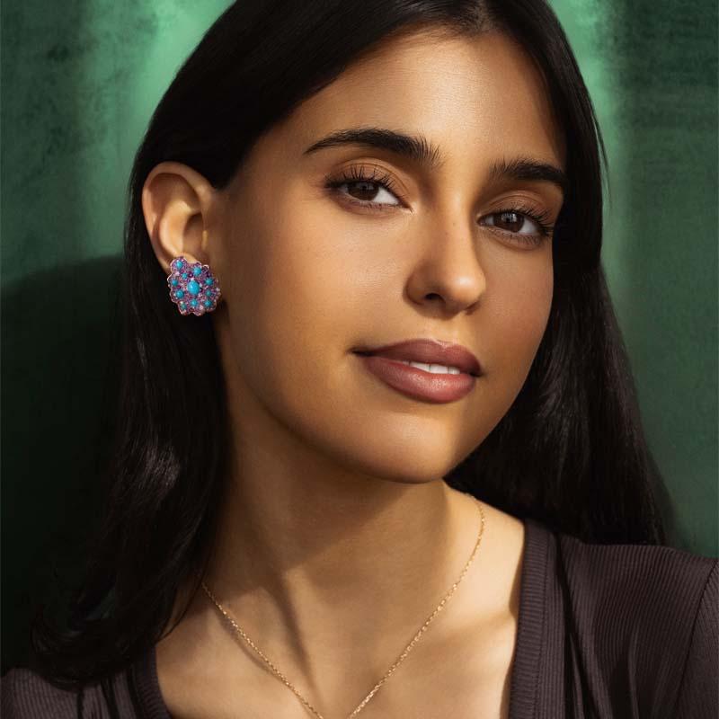 Drawing from the narrative of the “Dewdrops of the Desert,” the Fleur de Sable collection comes to life. Found in arid landscapes, desert rose formations
symbolise resilience, silently advocating for the preservation and profound appreciation of