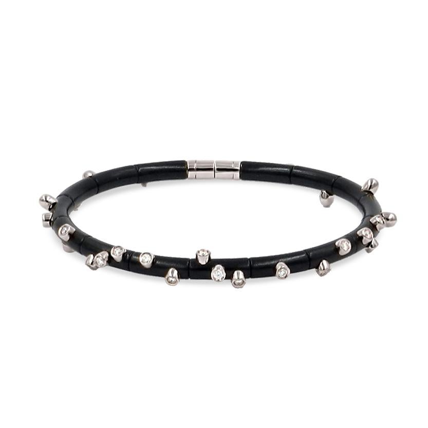Dieses exquisite schwarze Kaktus-Armband von Garavelli ist ein unverzichtbares Accessoire für jede Garderobe.
Dieses Armband aus luxuriösem 18-karätigem Roségold, schwarzem Silber und weißen Diamanten ist mühelos stilvoll und perfekt für jeden