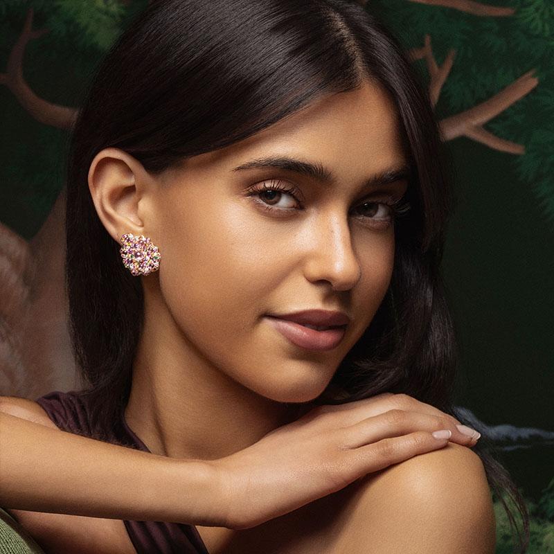 Drawing from the narrative of the “Dewdrops of the Desert,” the Fleur de Sable collection comes to life. Found in arid landscapes, desert rose formations
symbolise resilience, silently advocating for the preservation and profound appreciation of