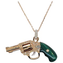 Pendentif fusil en or rose 18 carats avec diamants et malachite