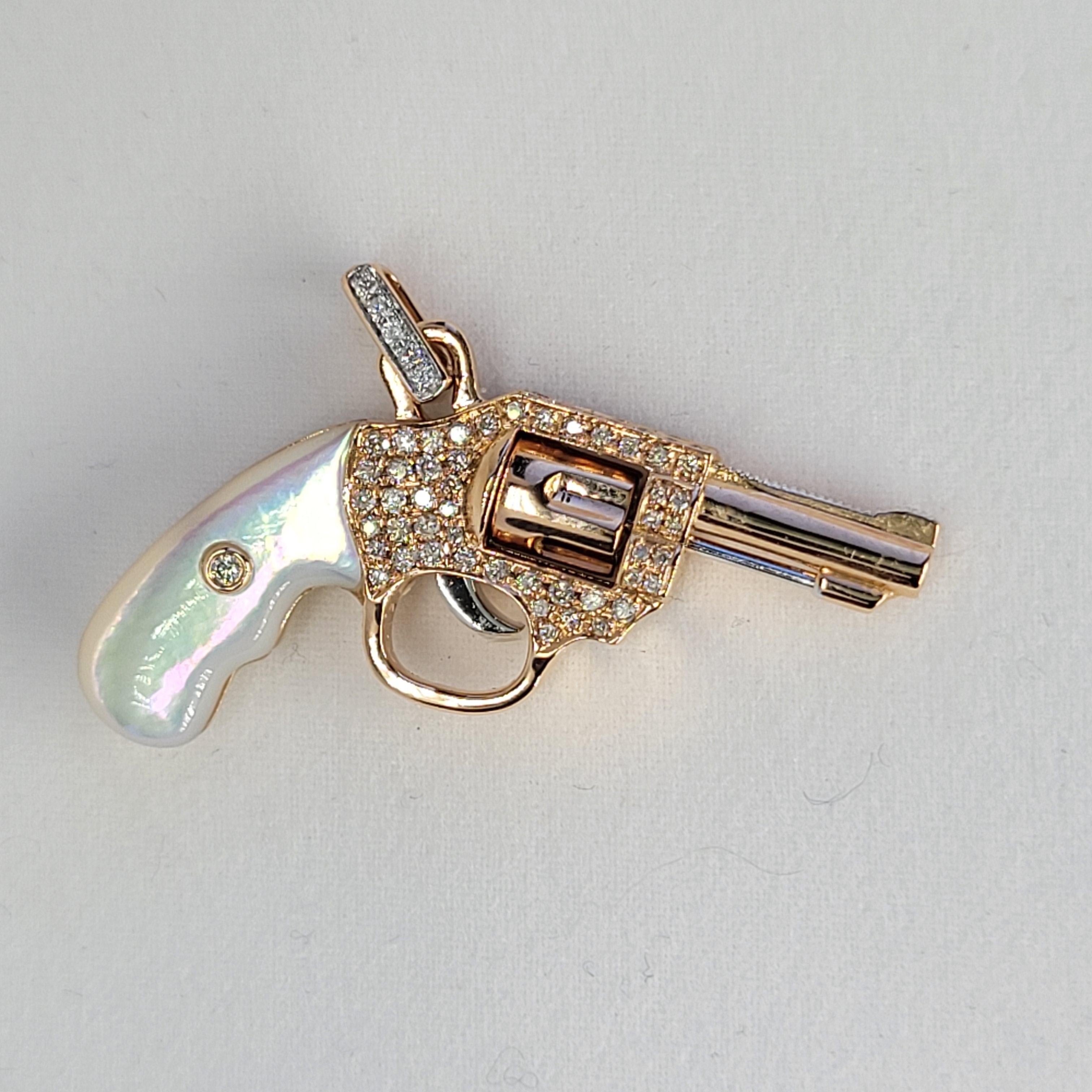Moderne Pendentif pistolet en or rose 18 carats avec diamants et nacre en vente