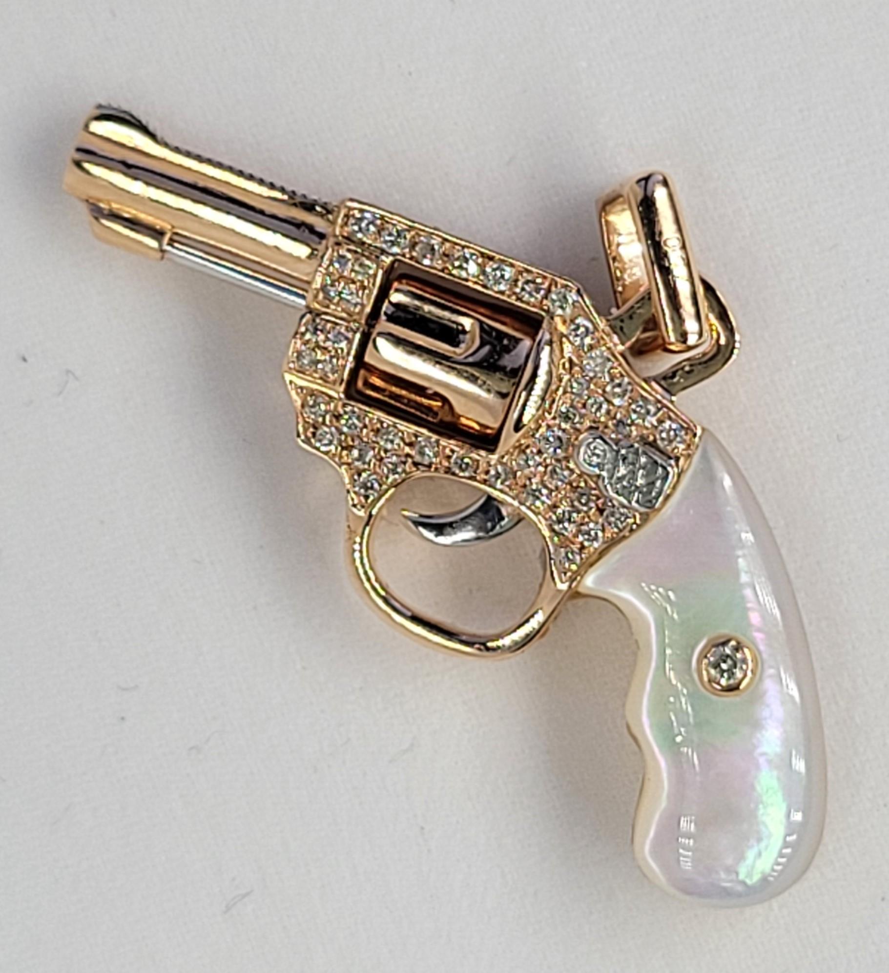 Taille ronde Pendentif pistolet en or rose 18 carats avec diamants et nacre en vente
