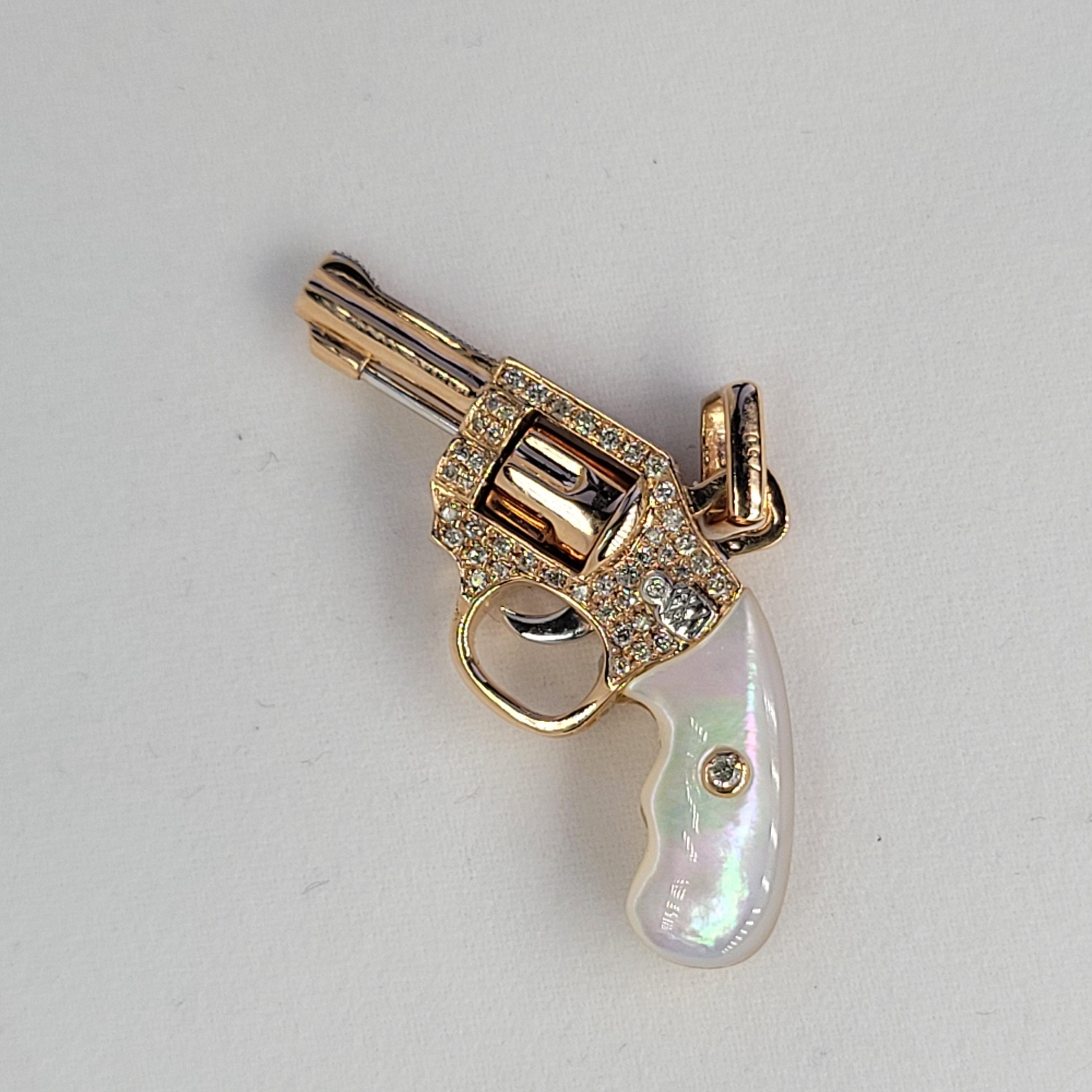 Pendentif pistolet en or rose 18 carats avec diamants et nacre Neuf - En vente à Hong Kong, HK
