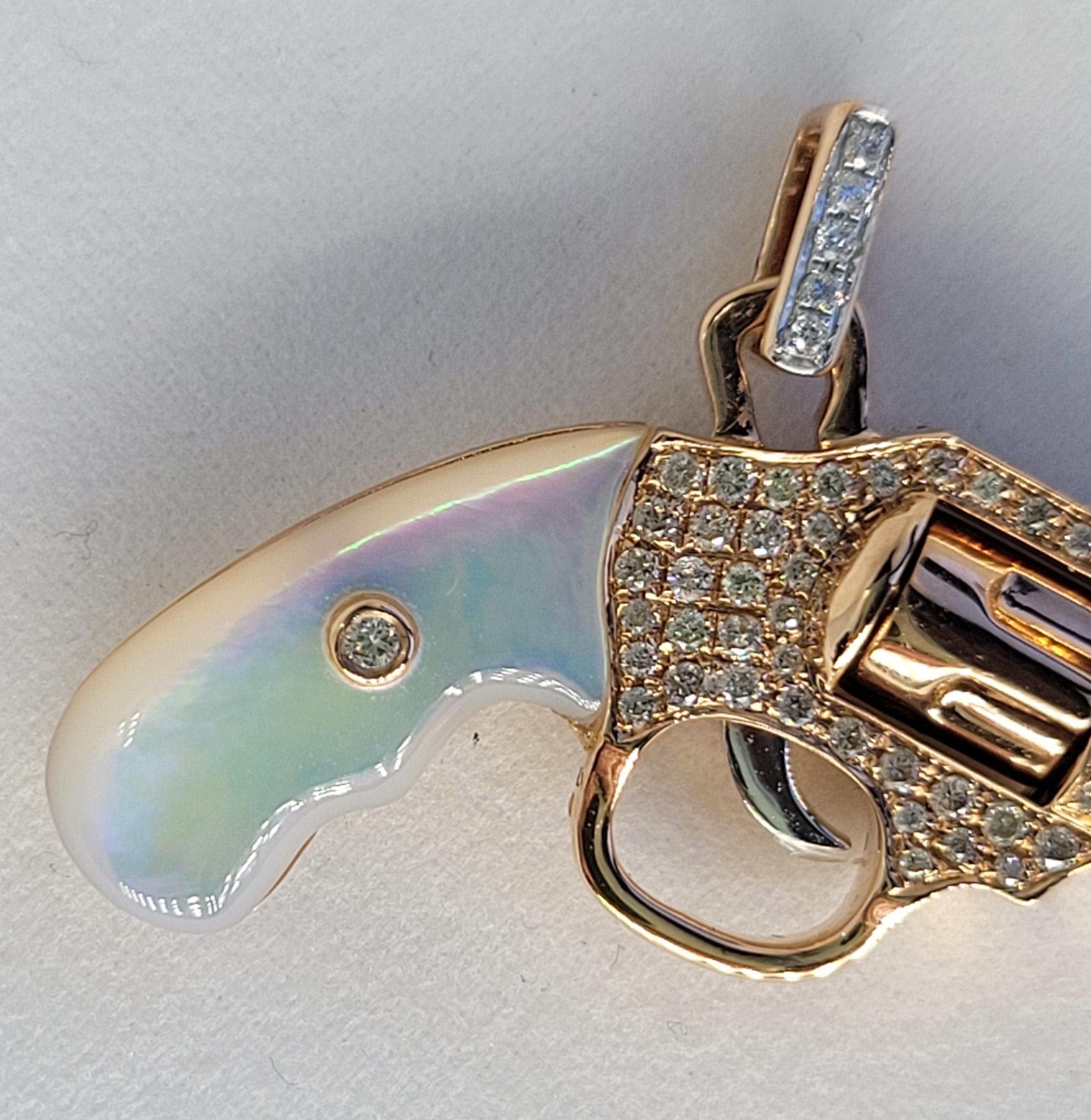 Pendentif pistolet en or rose 18 carats avec diamants et nacre Unisexe en vente
