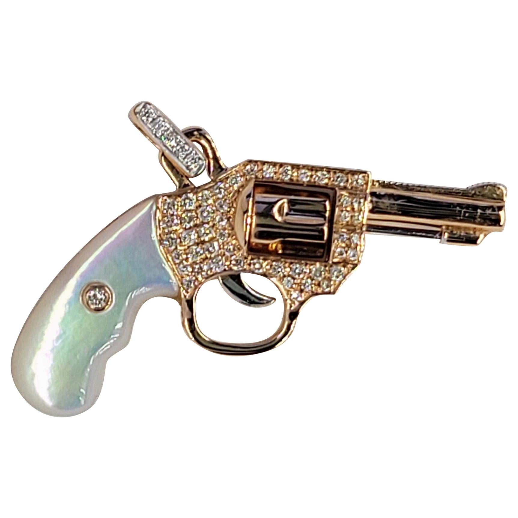 Pendentif pistolet en or rose 18 carats avec diamants et nacre
