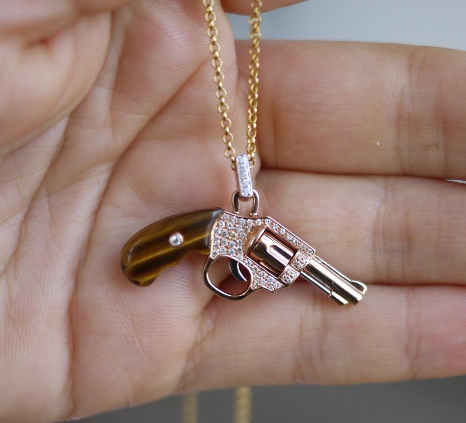 Taille rose Pendentif pistolet en or rose 18 carats avec diamants et pierre d'œil de tigre en vente