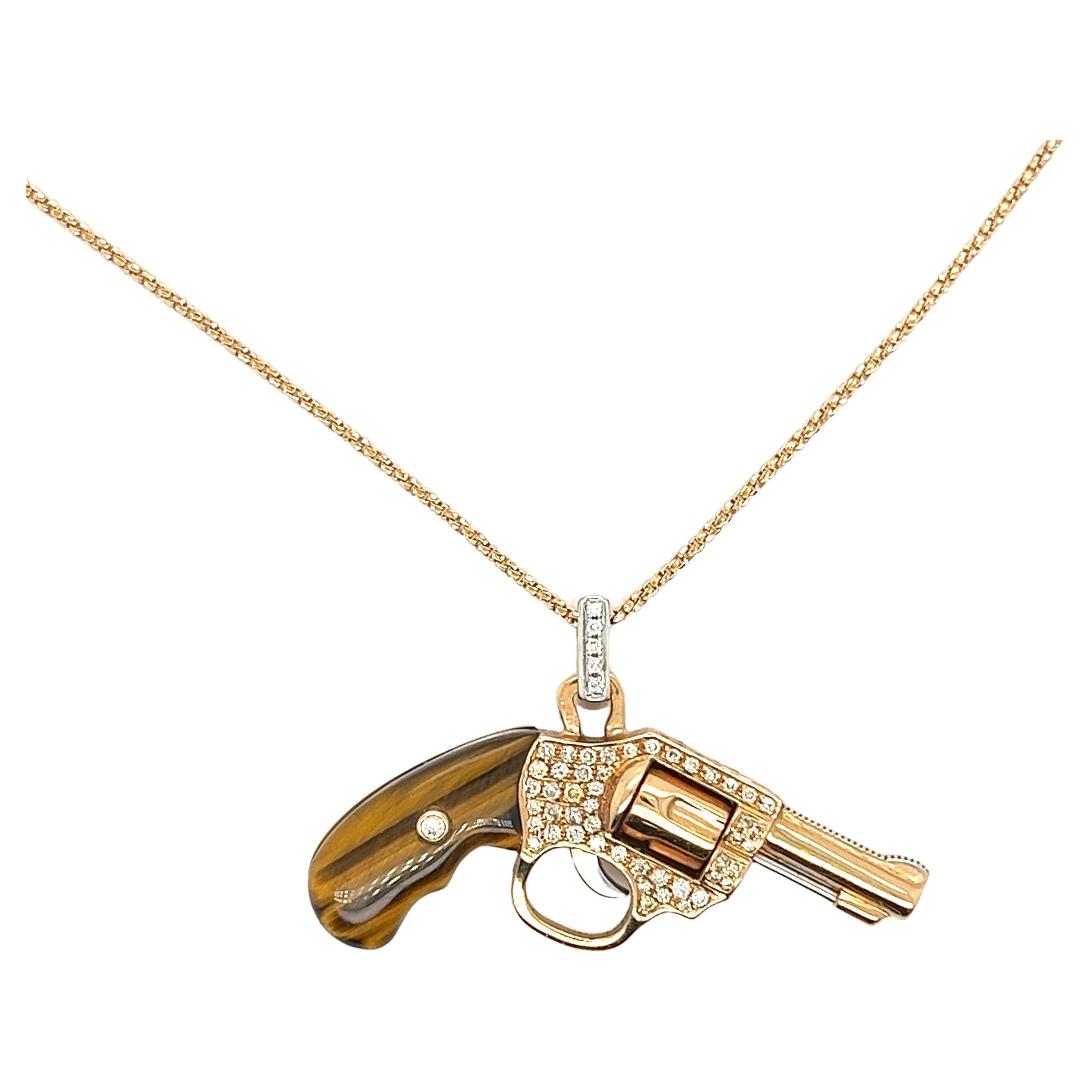 Pendentif pistolet en or rose 18 carats avec diamants et pierre d'œil de tigre en vente