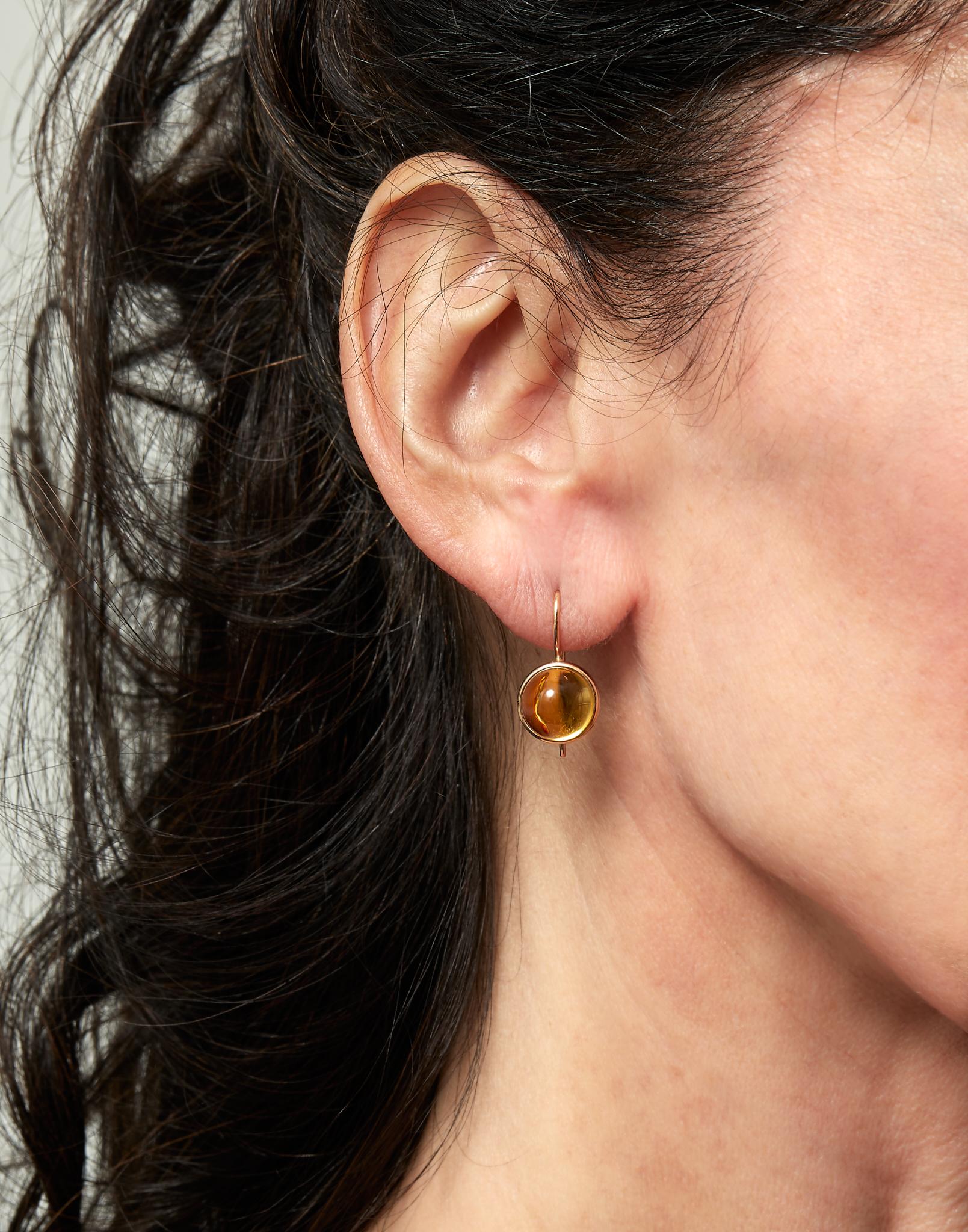 Conçues par Eva Soussana, artiste et fondatrice de Hera-Jewellery, ces boucles d'oreilles goutte élégantes et raffinées sont issues de la collection 