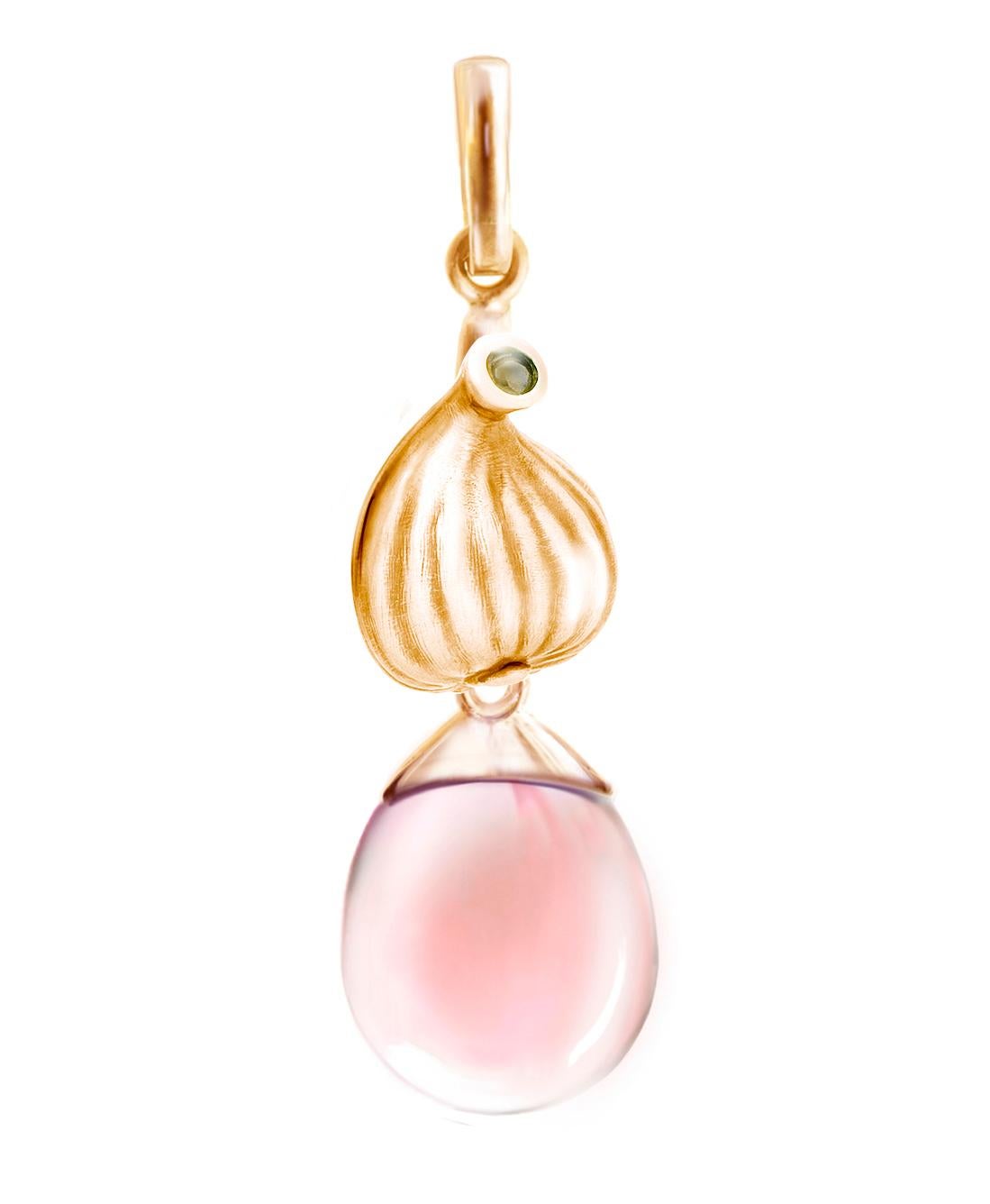 Ce collier pendentif Fig Garden est composé d'un quartz rose cabochon serti dans de l'or rose 18 carats. La pierre précieuse est intentionnellement laissée ouverte pour laisser passer la lumière, ce qui rehausse sa beauté. Cette collection a été