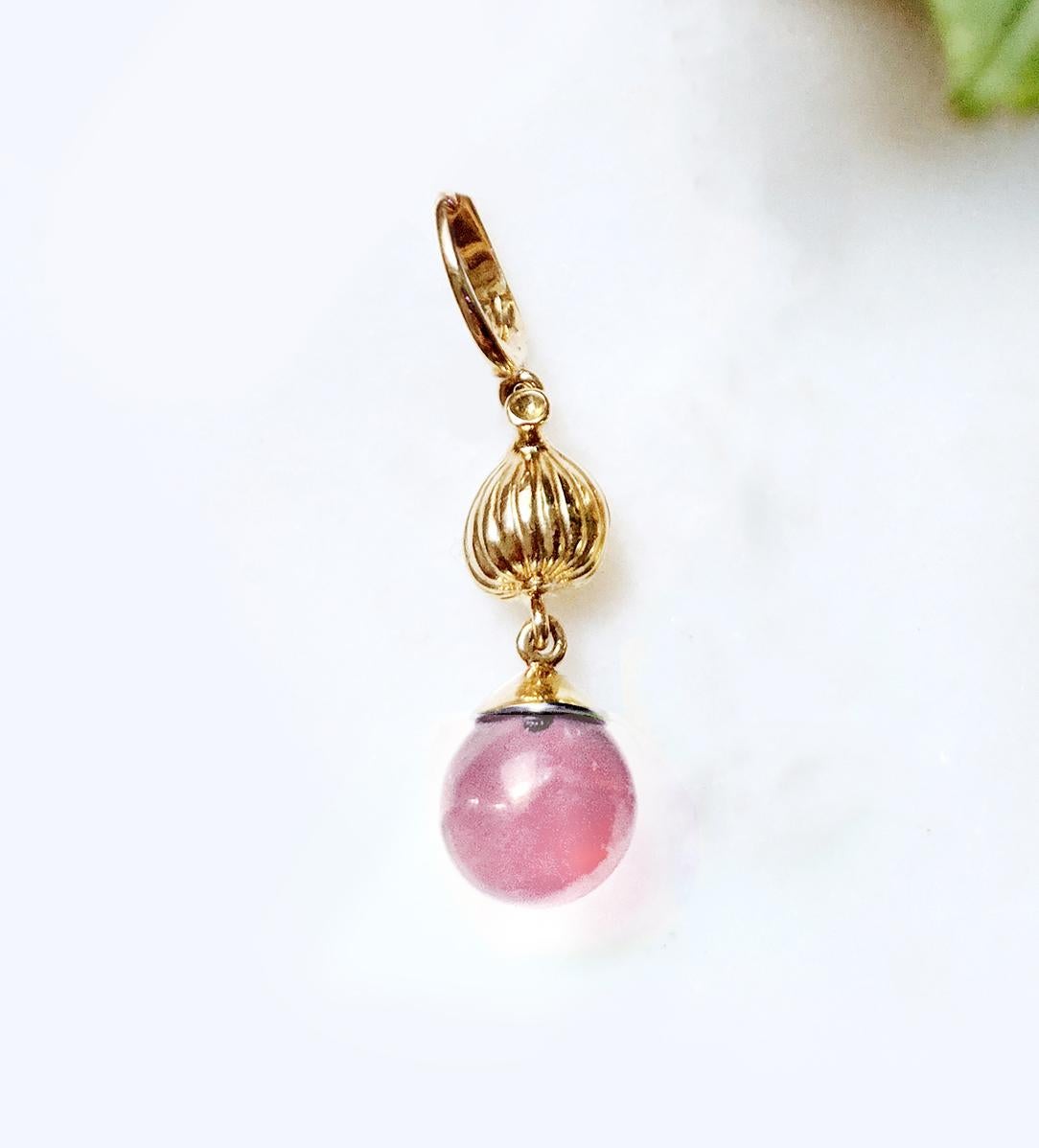 Collier en or rose dix-huit carats avec pendentif en forme de goutte de figuier et quartz rose  Unisexe en vente