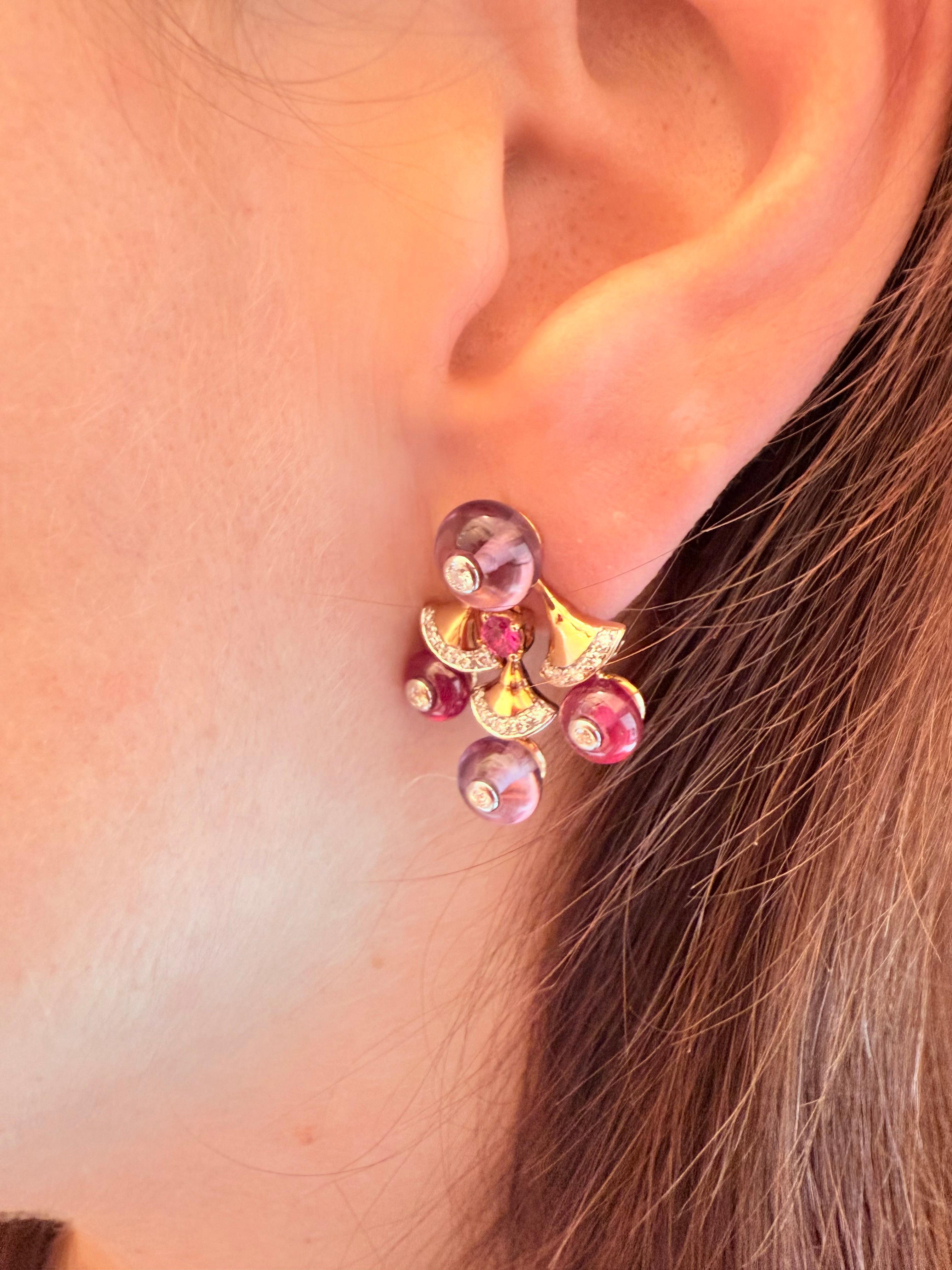 Moderno Orecchini in oro rosa 18 karati con diamanti, rubini e ametista in vendita